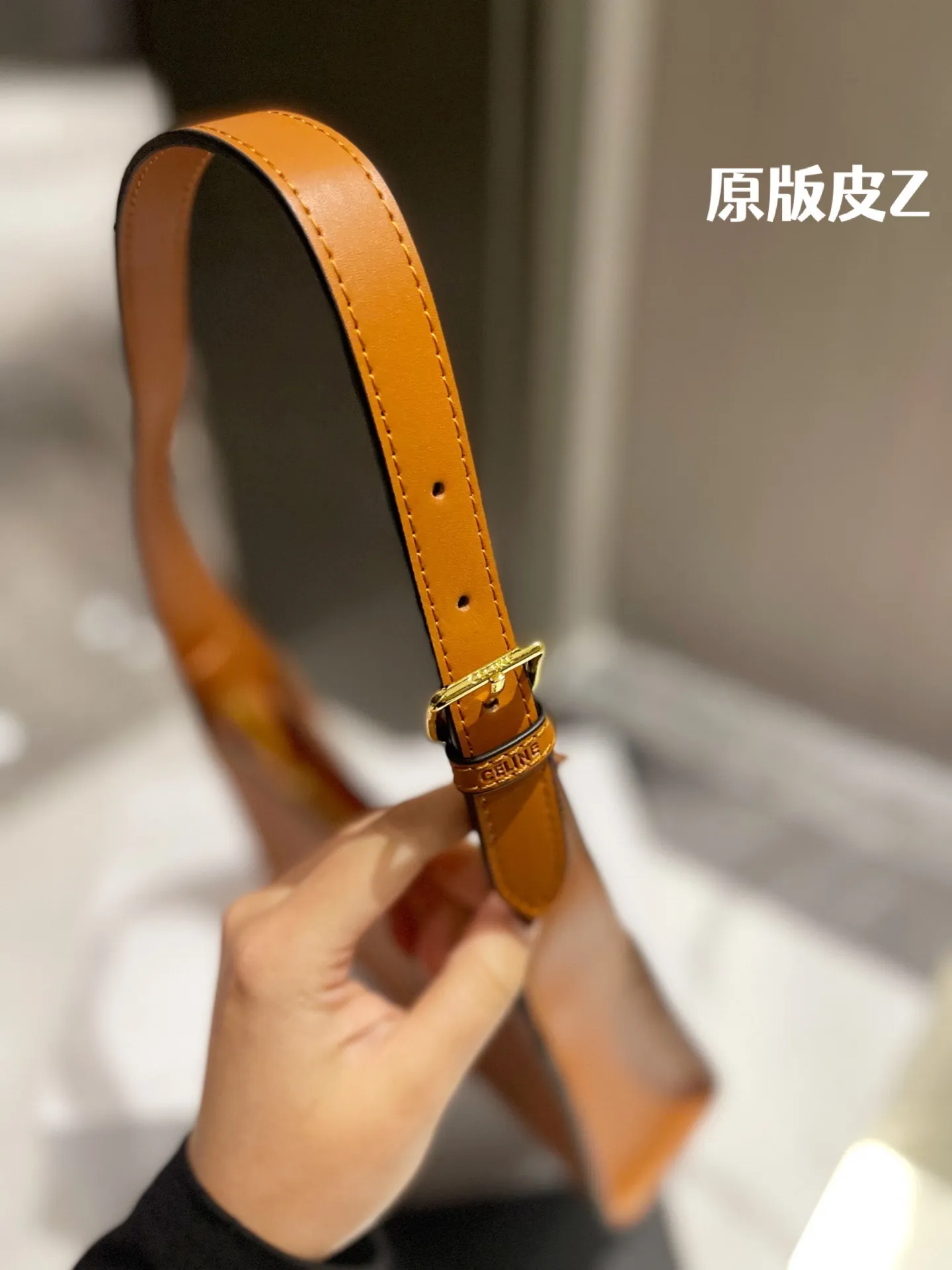 原版头层皮 P165 |Celine 牛皮 腋下包 box皮 CELINE|2022王炸凯旋门腋下包 CELINE2022的王炸包包-凯旋门腋下包,太适合夏天 了,掐指一算又是这一季的断货爆款!一身黑色系搭配这 个黑金凯旋门也毫不逊色,抛光小牛皮的光泽感,会有 Bling Bling的反光点 ◆太喜欢 CELINE这一季的单品了,简直 就是贝拉本拉!这个小包包真的是可盐可甜!暗黑风,辣 妹风的小姐姐也可尝试 夏天穿一个Zaa小背心配上这个包包出门!就很无敌尺寸21 11cm 配折叠礼盒