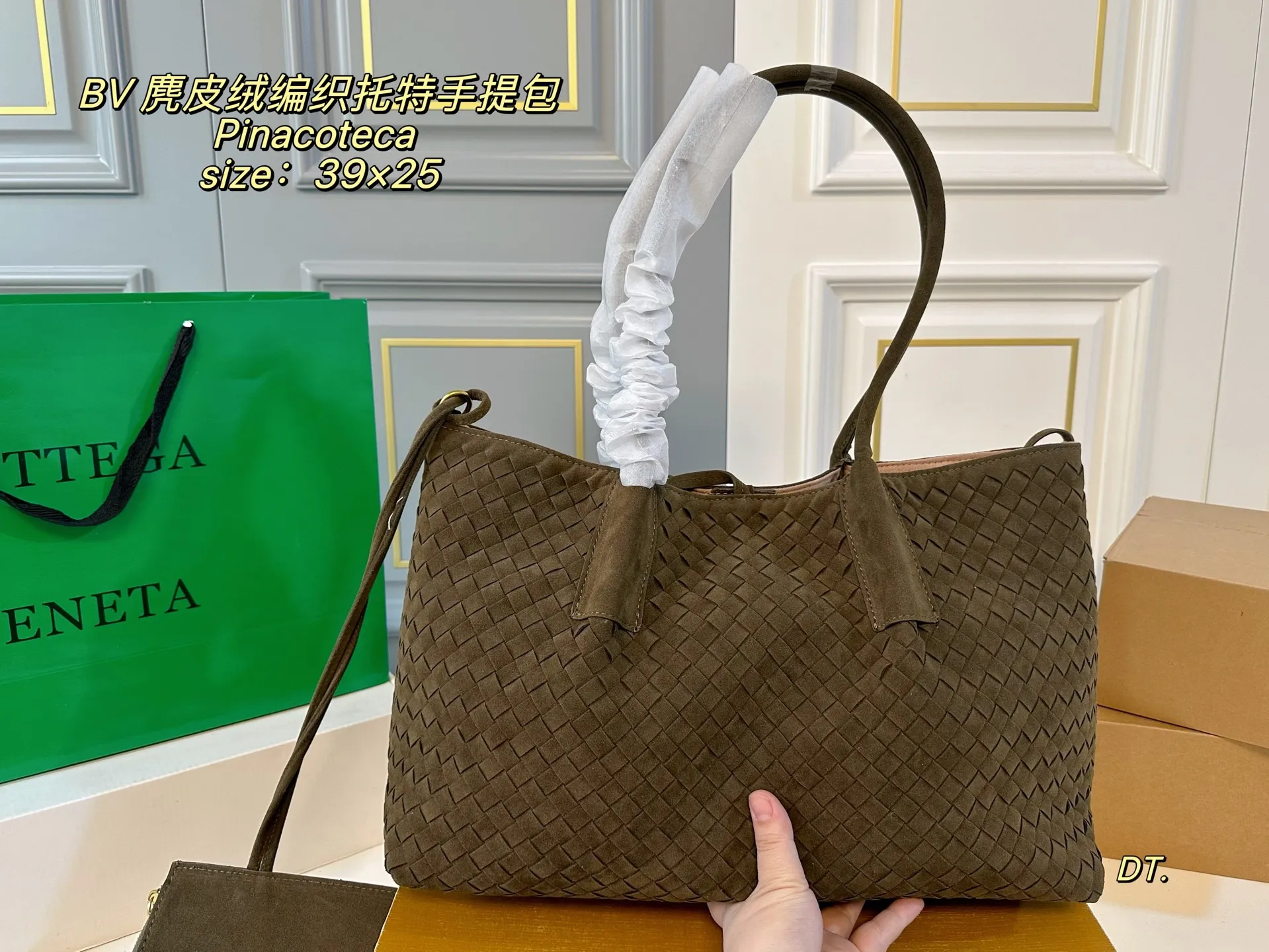 P175（无盒） size：39&times;25 BV 新款麂皮绒Pinacoteca系列编织托特手提包💕 精致手工编织设计 兼具美貌与性价比 时髦与休闲的完美碰撞💥 内置零钱袋，轻松舒适！ 百搭大气，低调又奢华的一款单品！