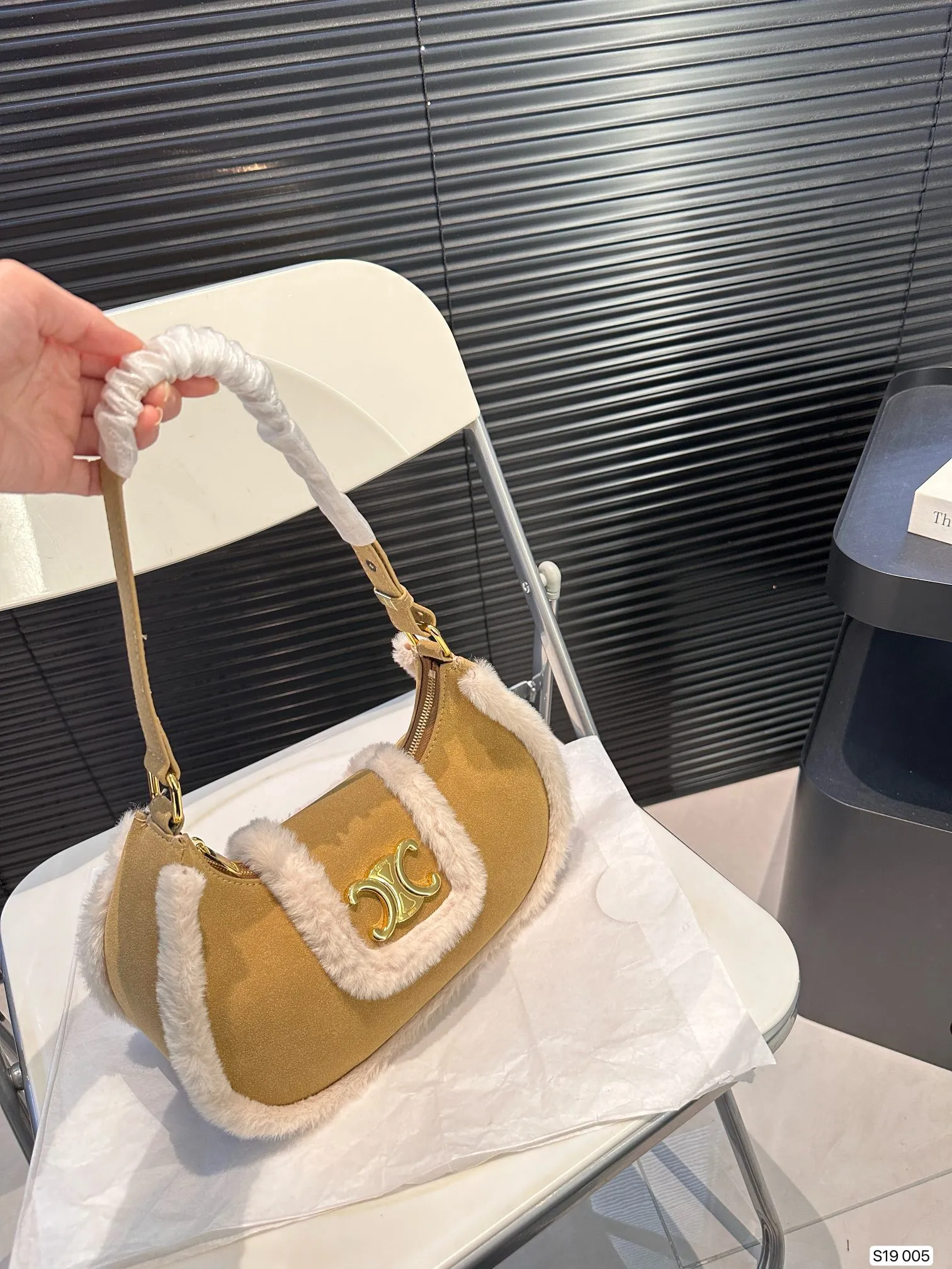 P145 赛琳秋冬限定|毛茸茸的celine腋下包 celine这次的新品我很满意这只毛茸茸的托特真的很可爱，在秋叶飘零的时候背上有多应景了秋冬氛围感直接拿捏！尺寸：26 14 货号005