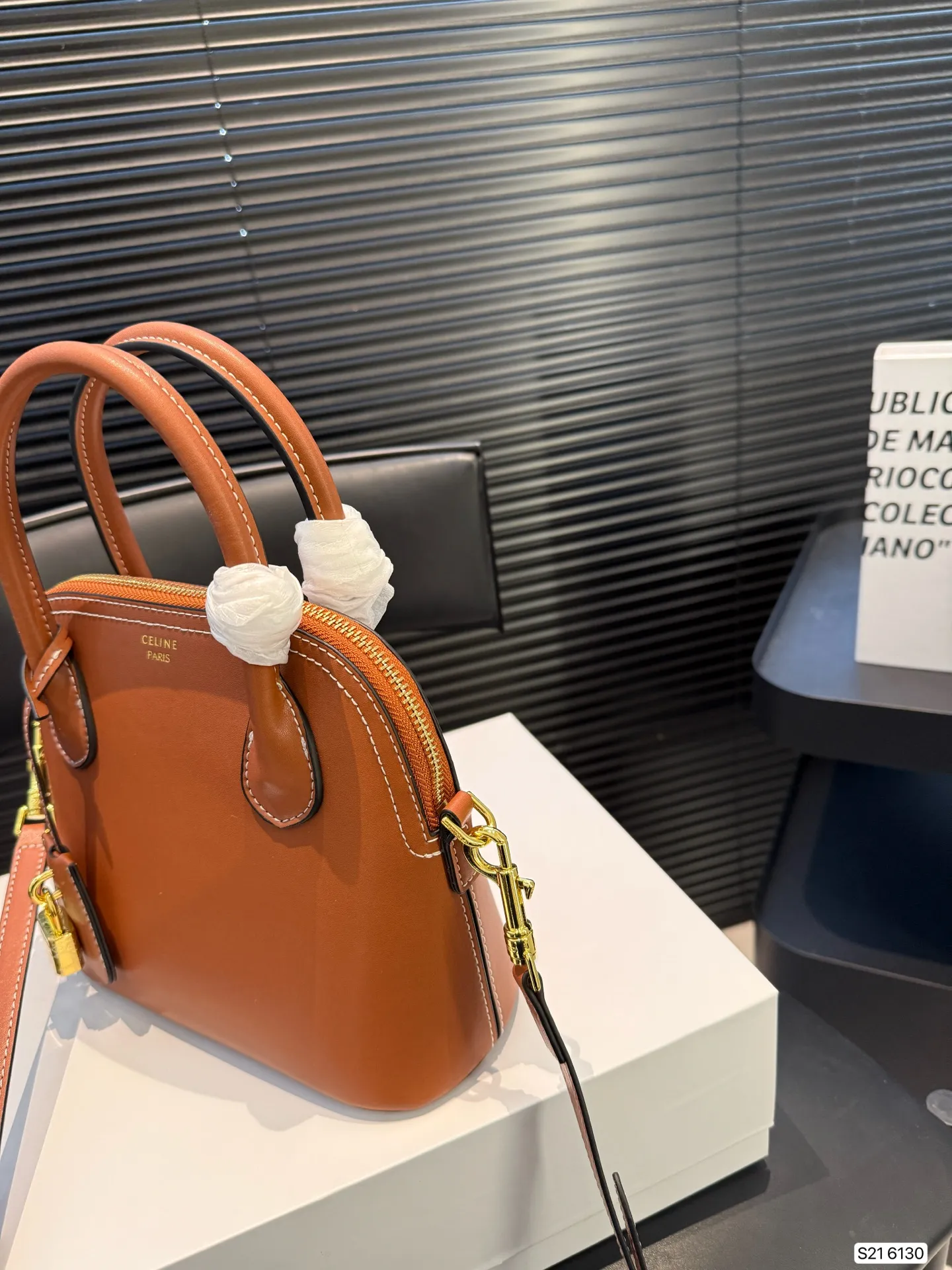 P155 配折叠盒子 赛琳贝壳 CELINE| 限定特别款来袭 全新的包型 可手提也可以斜挎肩背 是本季的老花限定特定款哦!! 超有气质的一款~ 尺寸:21.5 18 货号6130