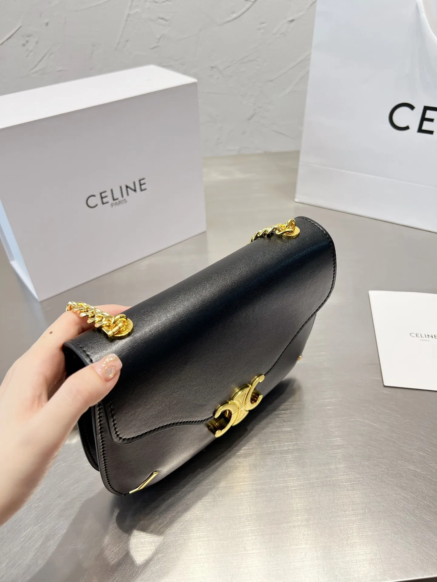 &yen;150折叠盒 Celine22夏季新品！又又又是凯旋门链条包！ 正式地为大家介绍它的名字：凯旋门Besace 链条包（或者腋下包）！新成员真的太美了！还是一如既往地采用亮泽小牛皮配以经典凯旋门logo和热度超高的金属链条黑金真的是永远的好搭档！百搭时尚就不再重复了包体没有什么厚度 但是非常有深度！除了手机钱包钥匙外再放气垫粉饼湿巾都没问题哦！24*18cm