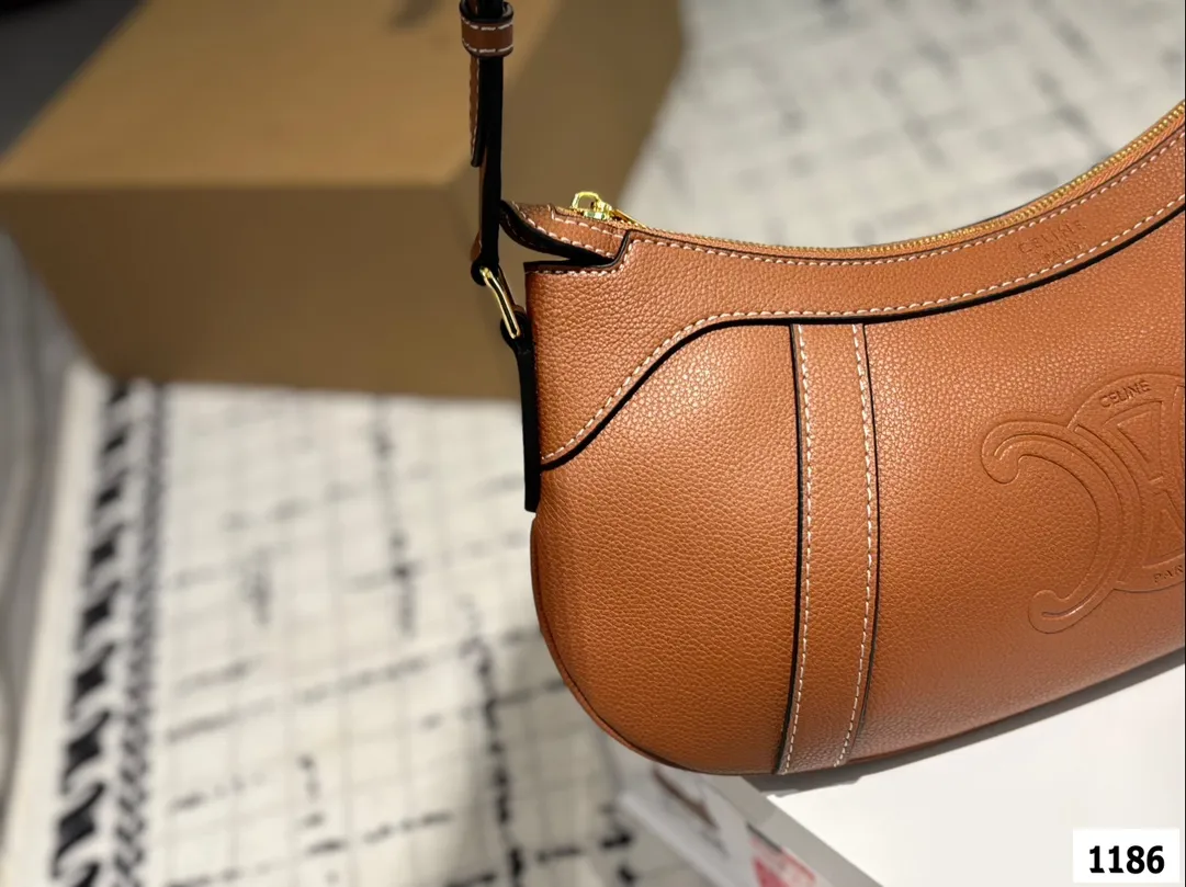 P160 配折叠盒子 赛琳CELINE Hobo腋下包 质感很高级 容量超级大也很耐用 日常出街背它回头率百分百 就是这种随性慵懒感 尺寸:34.16