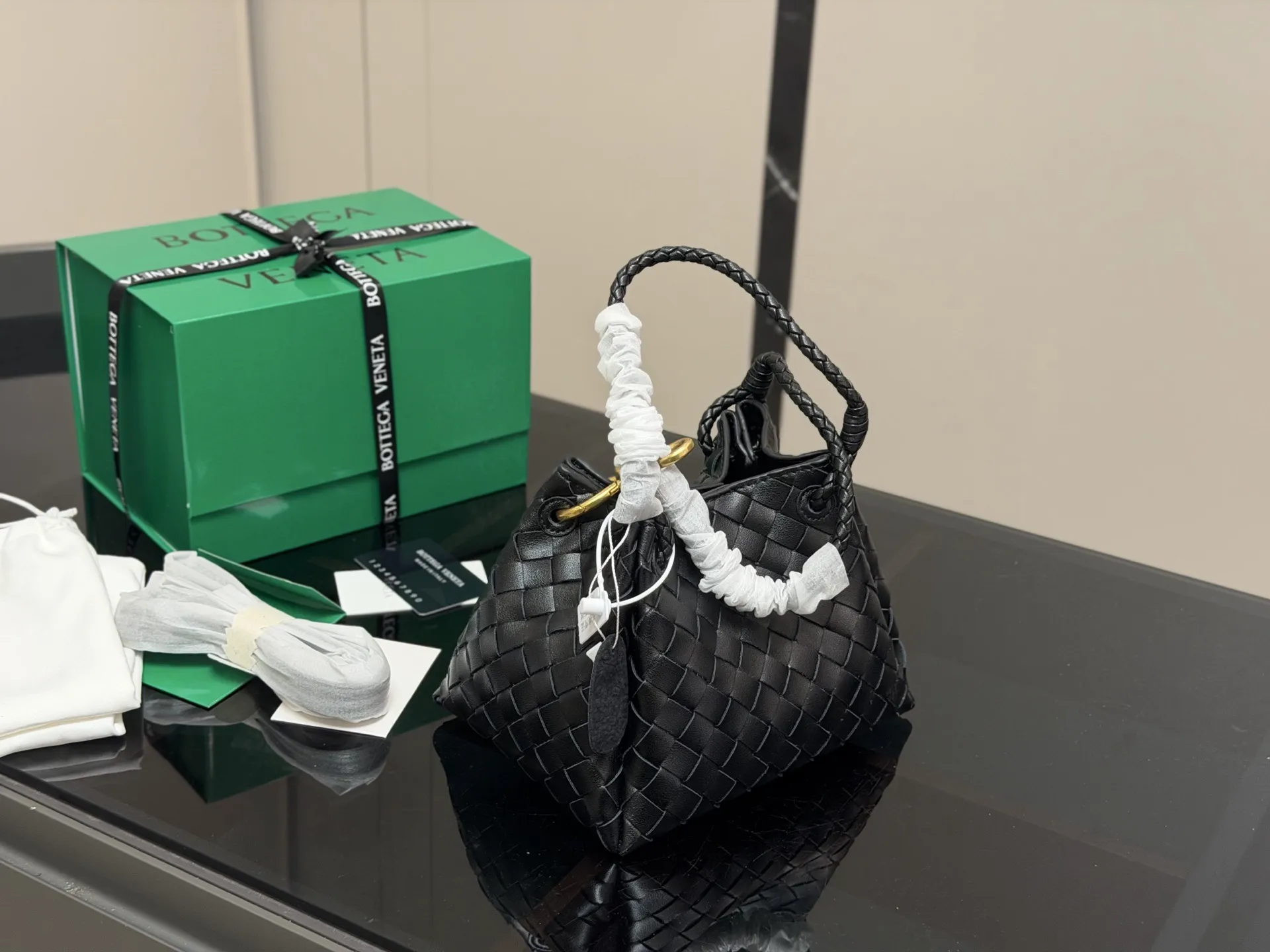 &yen;240 配盒（升级版） size：21*16cm bv 编织购物袋 它是这一季中性价比➕实用性最棒的一只包包！ 容量非常OK