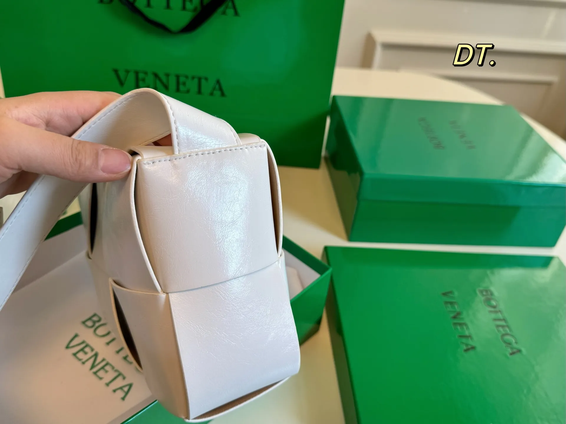 P140(配盒) size:22×15 BV cassettes新款编织豆腐斜挎包💕 简约别致,高级时髦不张扬! 不管斜挎、单肩都是满满的造型感~ 实物皮质很软却饱满有型~ 男女都可轻松驾驭❗️