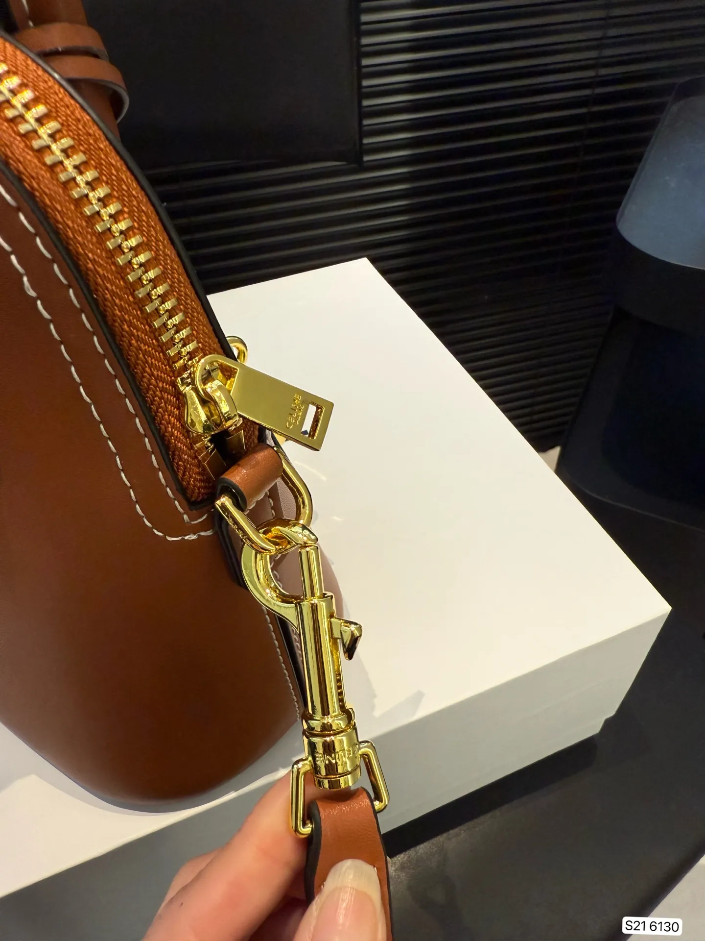 P155 配折叠盒子 赛琳贝壳 CELINE| 限定特别款来袭 全新的包型 可手提也可以斜挎肩背 是本季的老花限定特定款哦！！ 超有气质的一款～ 尺寸：21.5 18 货号6130