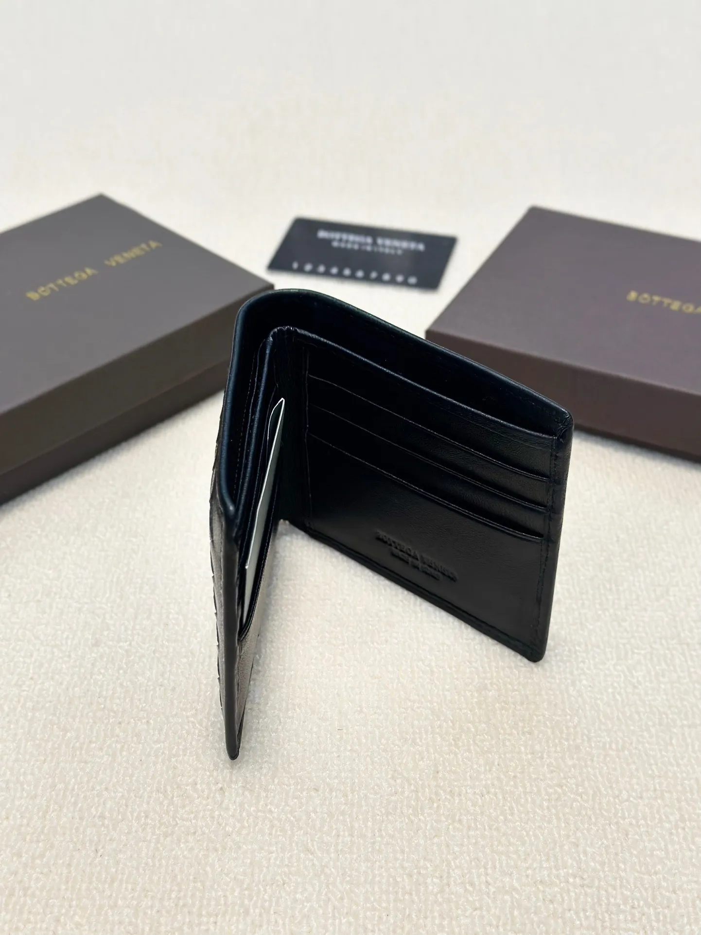 短p80长p90🎀🎀颜色 黑🎀尺寸 19x10 12x10🎀Bv专柜款升级版💕金典羊皮‮短长‬款对折🔥一比‮品一‬质里外羊皮手工‮织编‬手感超赞[得意]