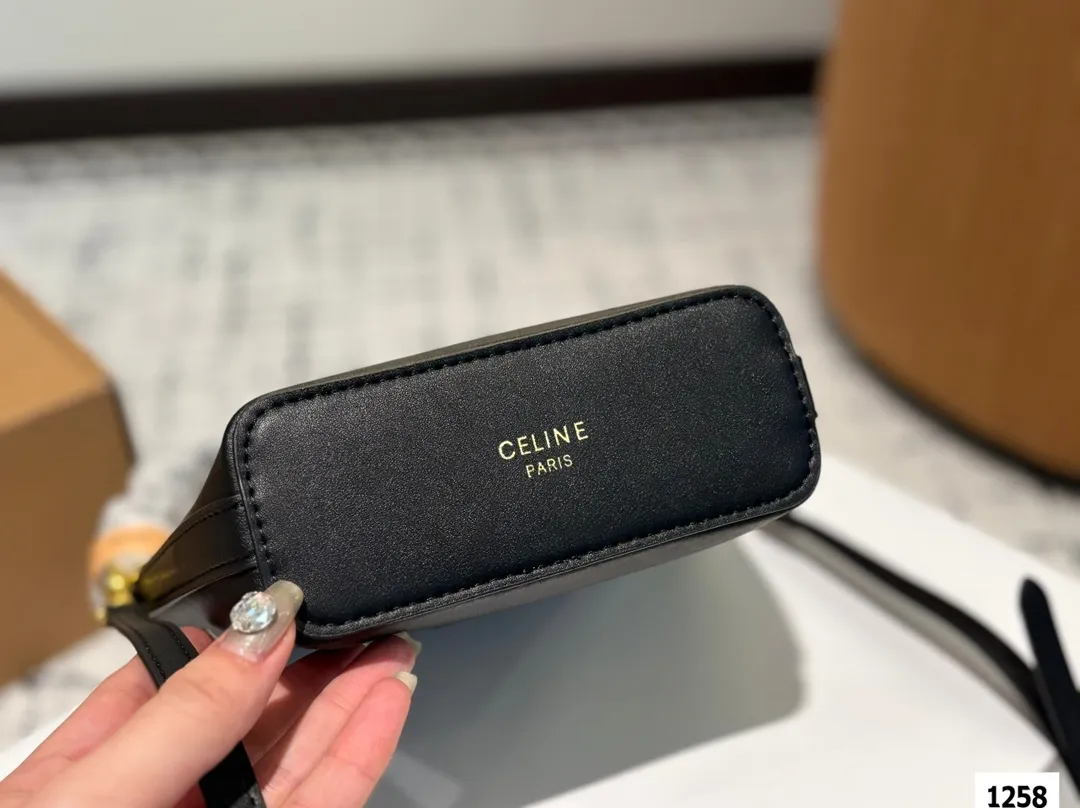 ¥140 ¥145 配折叠盒盒 size:13.14cm 16.17cm 赛琳新款的薯条 加入开口设计~ 今年的大包都很 喜欢~ ~凹造型好物+街拍时尚单品 容量可满足短途旅行需求大包