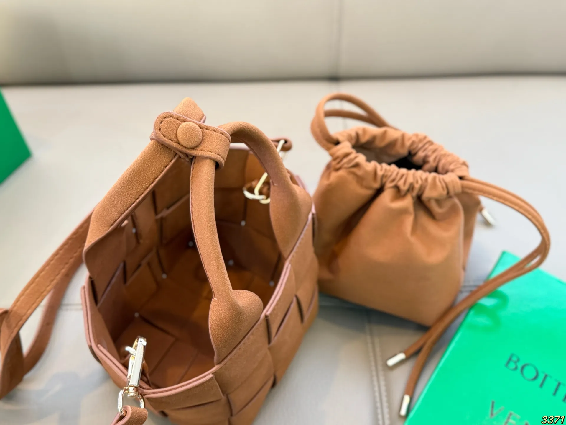 ¥150配盒 BV编织包菜篮子 超级经典又时髦 意外的百搭 耐看精致 日常出街 集美必入 尺寸:13 13