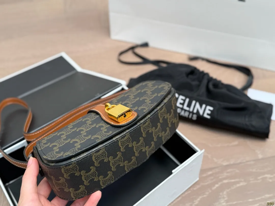 ¥160折叠盒 Celine赛琳锁头包 出门简直洋气又时髦~ 打造轻松自在的氛围🌊 尺寸20 10