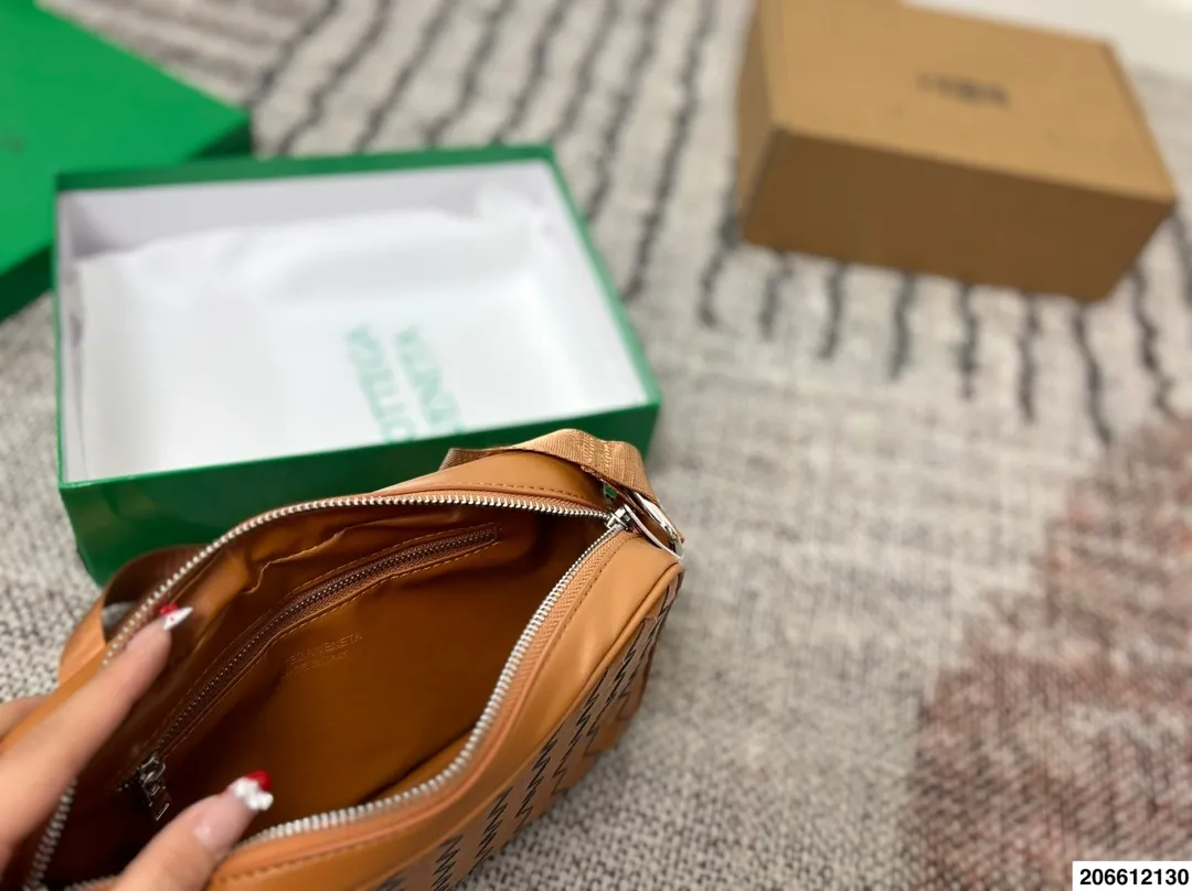 p130配盒 BV编织包斜挎包相机包 搭配休闲风的穿搭 舒适又有活力超级耐看 尺寸25.15