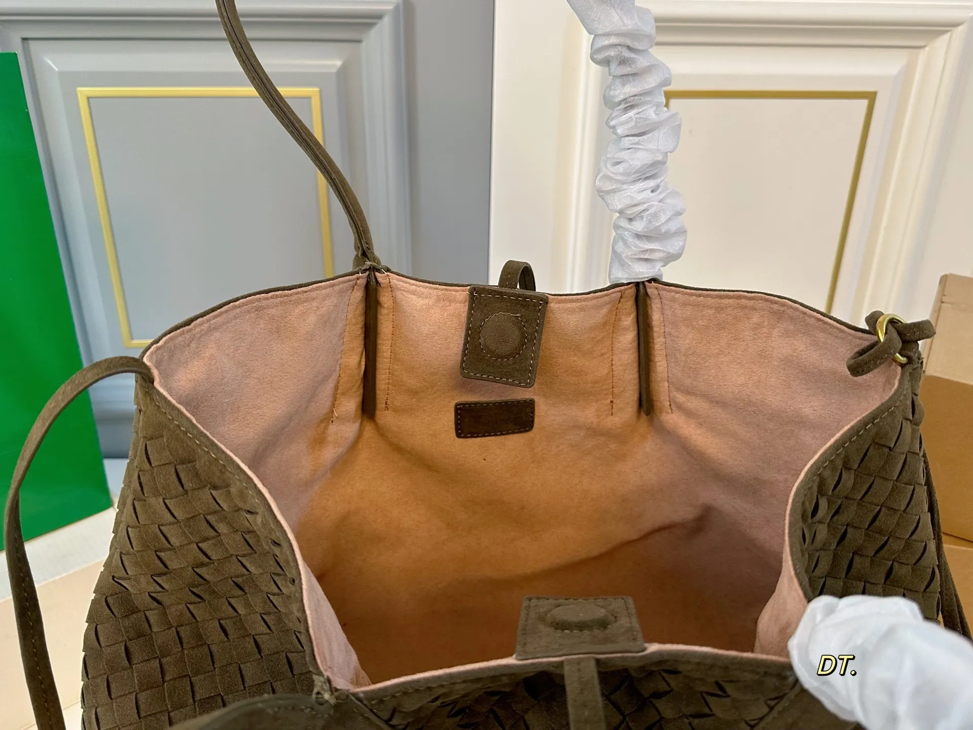 P175(无盒) size:39×25 BV 新款麂皮绒Pinacoteca系列编织托特手提包💕 精致手工编织设计 兼具美貌与性价比 时髦与休闲的完美碰撞💥 内置零钱袋,轻松舒适! 百搭大气,低调又奢华的一款单品!