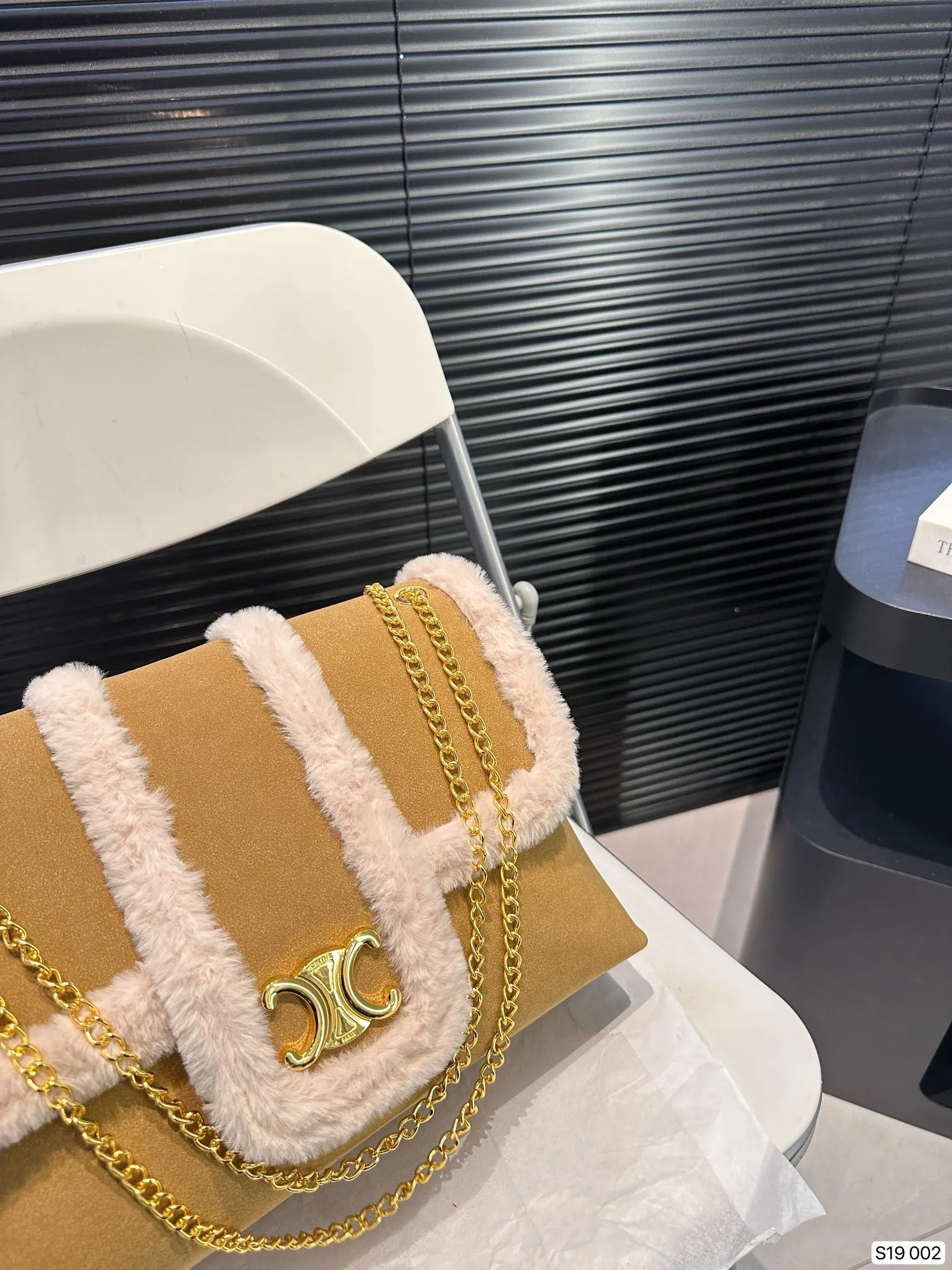 P145 赛琳秋冬限定|毛茸茸的celine链条包 celine这次的新品我很满意这只毛茸茸的托特真的很可爱,在秋叶飘零的时候背上有多应景了秋冬氛围感直接拿捏!尺寸:32 23 货号002