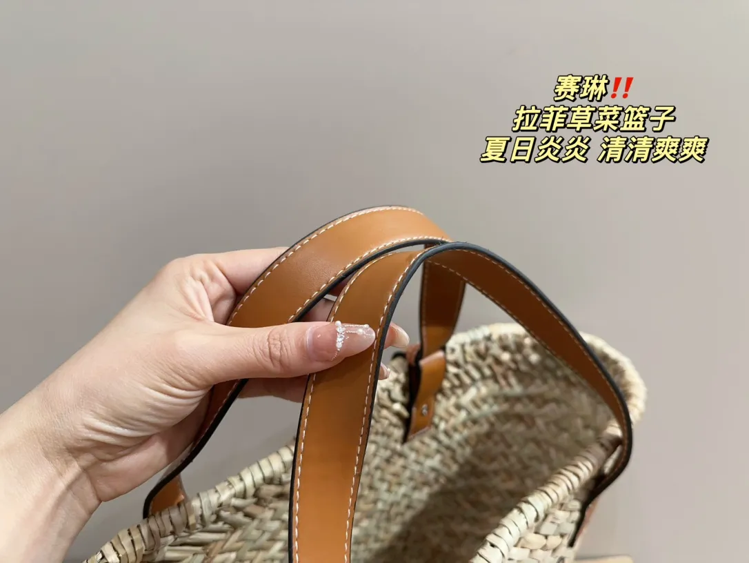 P120⚠️尺寸24.21 赛琳 拉菲草菜篮子 草编包的趋势再度袭卷而来,轻松成为本季新 宠!不论日常出游或是假日逛街,出镜率超高的包 款总让人联想到温暖的季节和愜意海滩时光。由拉 菲草编织而成,质地清新自然,从视觉到触感都自带夏日风情,为结构感鲜明的包款注入优雅精髓。