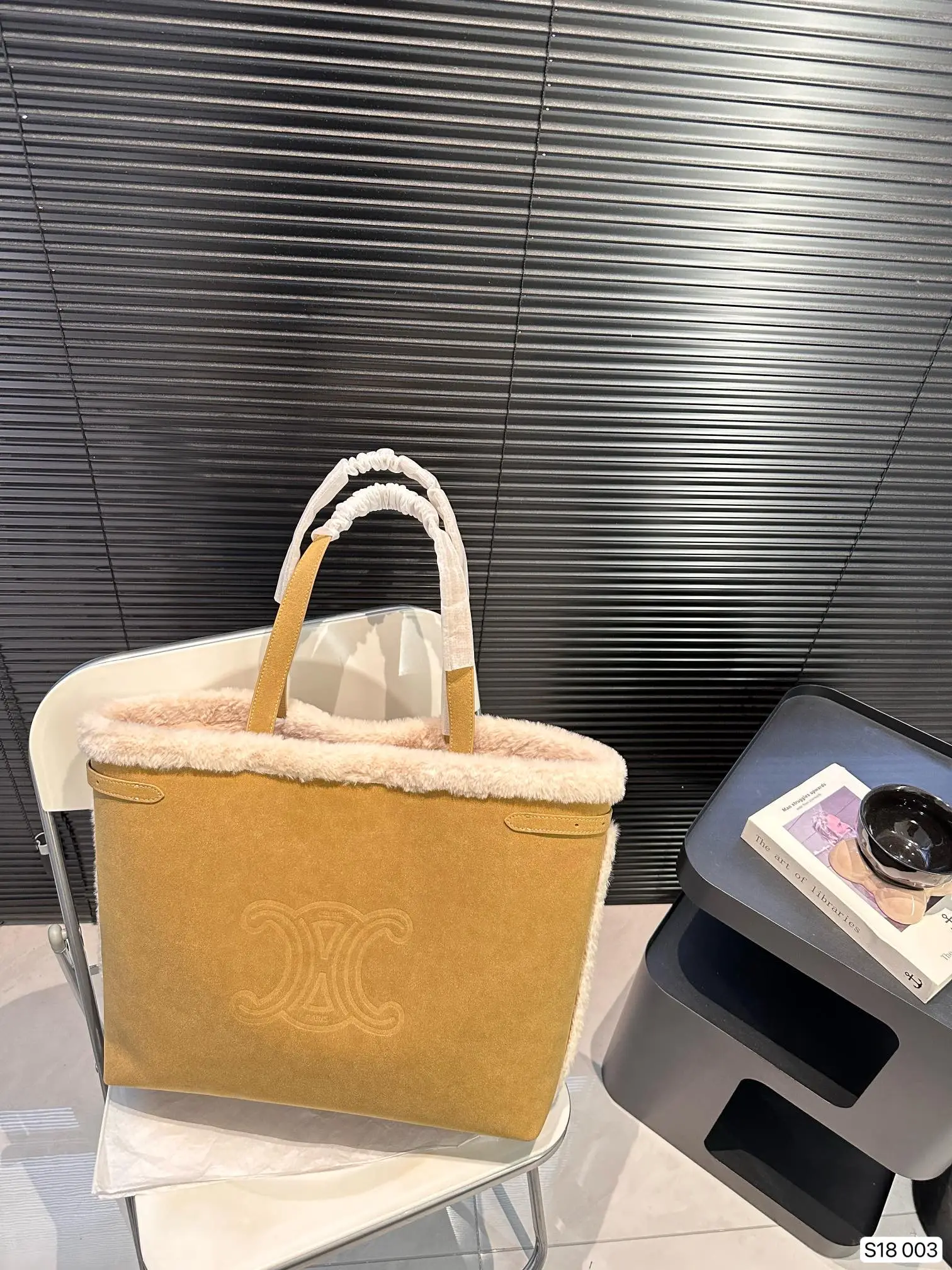 P140 赛琳秋冬限定|毛茸茸的celine托特包 celine这次的新品我很满意这只毛茸茸的托特真的很可爱,在秋叶飘零的时候背上有多应景了秋冬氛围感直接拿捏!尺寸:40 34 货号003