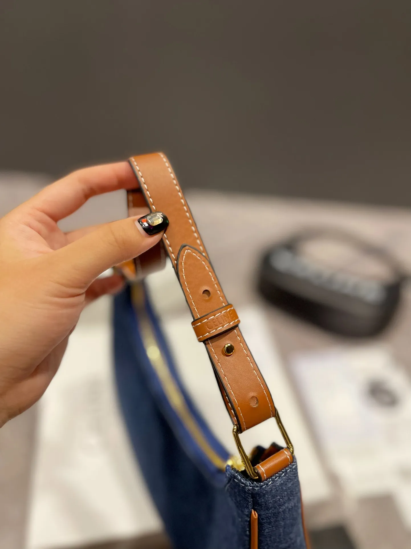 P110 Celine新款腋下包百搭休闲爱惨了~ CELINE这几天入的Celine包包们,不得不说这款白色腋下包也太好看了吧~简简单单的白色配logo字母真的非常任意门和什么衣服都好配不管深色还是淡色秋冬还是春夏搭配起来都是毫无违和感的 除了好搭配容量也是非常大之前用过老花腋下的宝宝应该.都知道钱包手机都是妥妥塞的下还松动有余动25 13cm