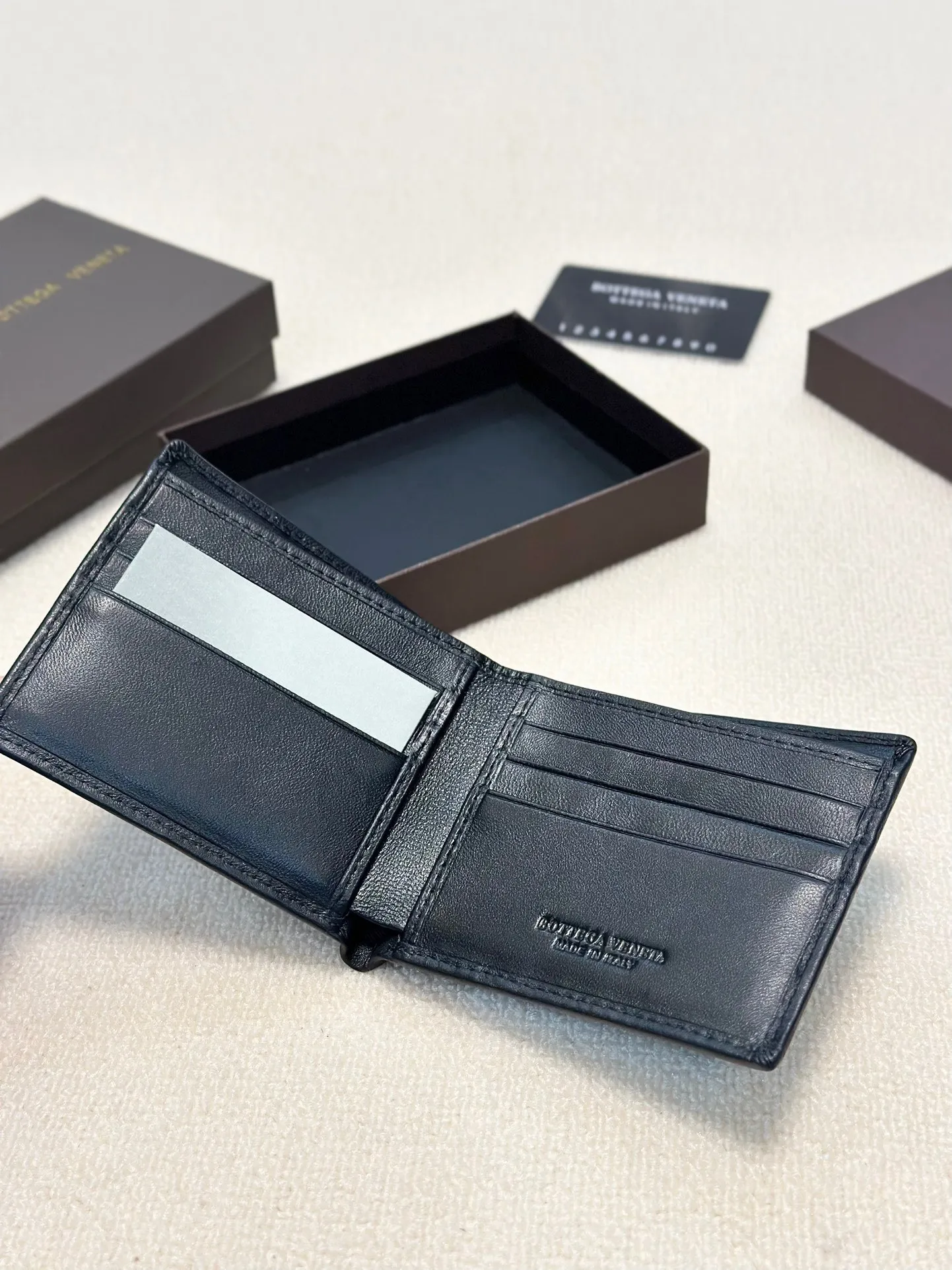 短p80长p90🎀🎀颜色 黑🎀尺寸 19x10 12x10🎀Bv专柜款升级版💕金典羊皮‮短长‬款对折🔥一比‮品一‬质里外羊皮手工‮织编‬手感超赞[得意]