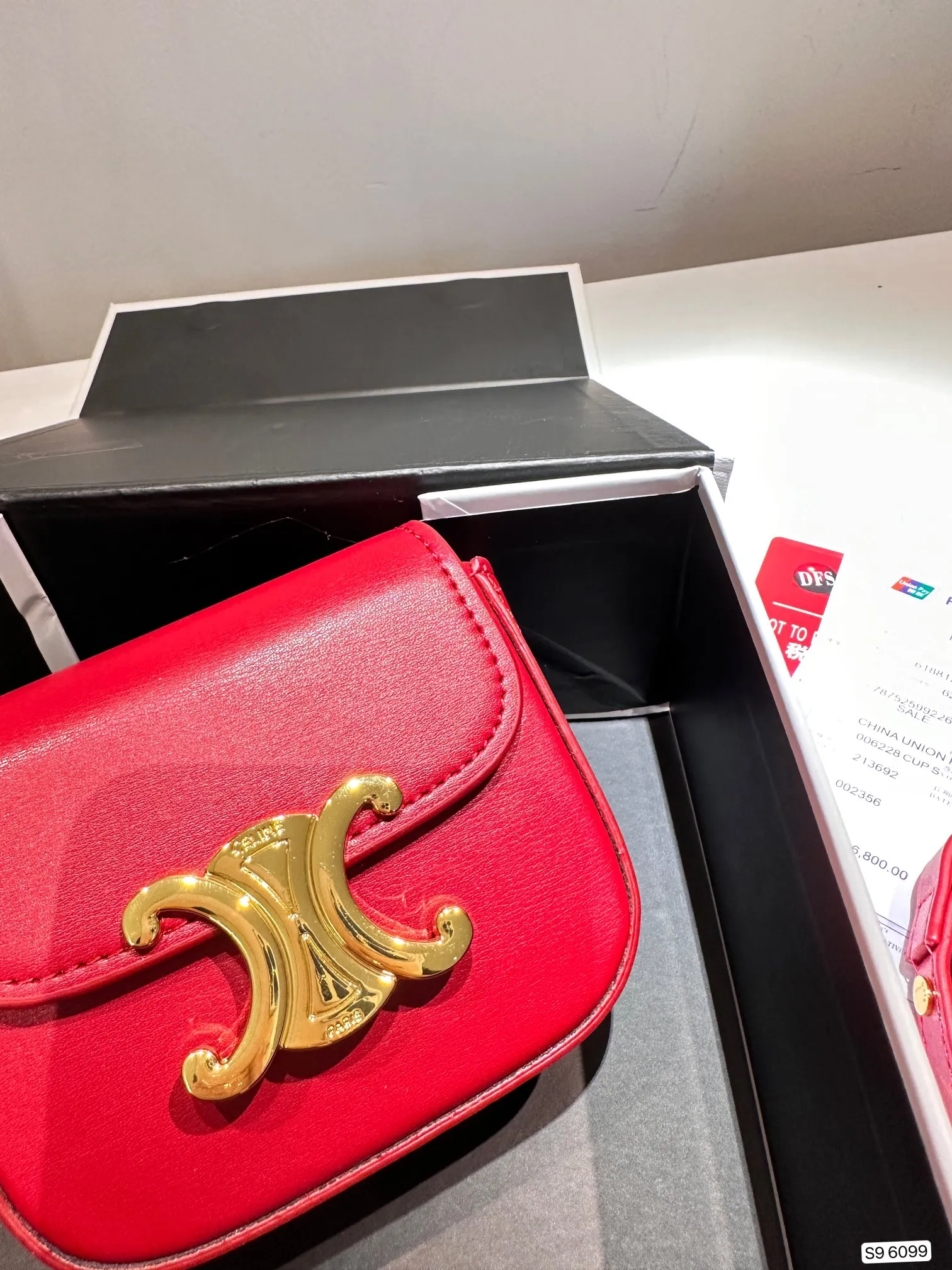 P95 配折叠盒Celine 赛琳迷你口红包粉饼包零钱包 精致零钱包时尚凹凸造型单品 拿来当配饰也是极好的时髦小配件可爱的不要不要的 尺寸:11.5 9 货号6099