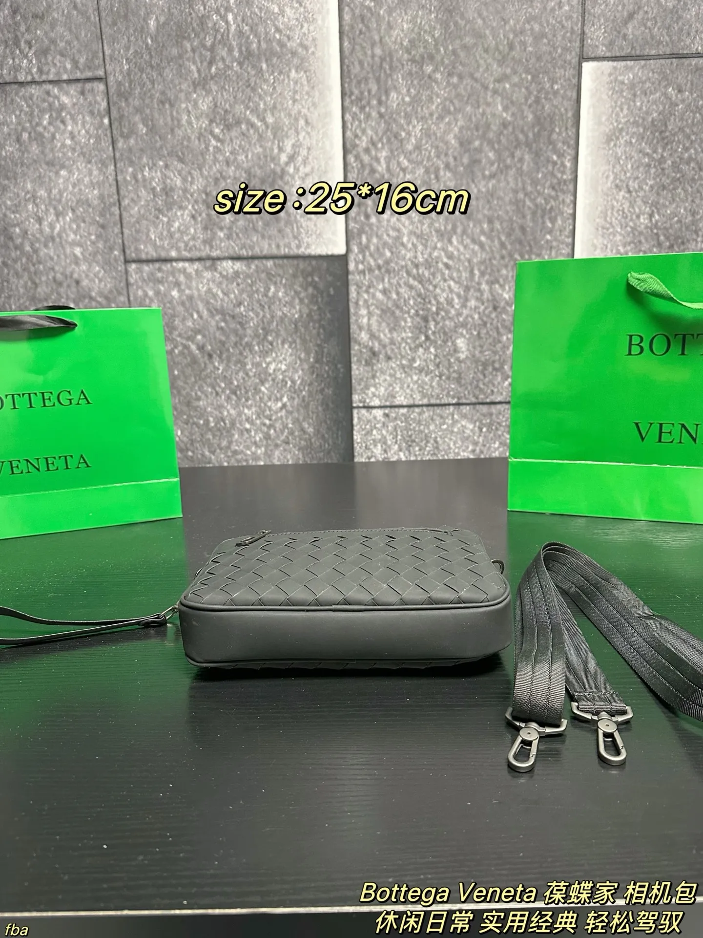 P135配盒 Bottega Veneta 葆蝶家 相机包 方正的相机包造型,配有前置拉链小袋与主仓拉链开合,内部含拉链暗袋/帆布隔层,可容纳手机、钱包、平板等日常小物;搭配可调节尼龙肩带,支持单肩、斜挎两种背法。整体简约无明显logo,黑色编织纹理低调奢华,适配商务、休闲、日常出行等多种场景,是BV男士包袋中兼具实用性与品牌辨识度的经典款 尺寸:25*16cm