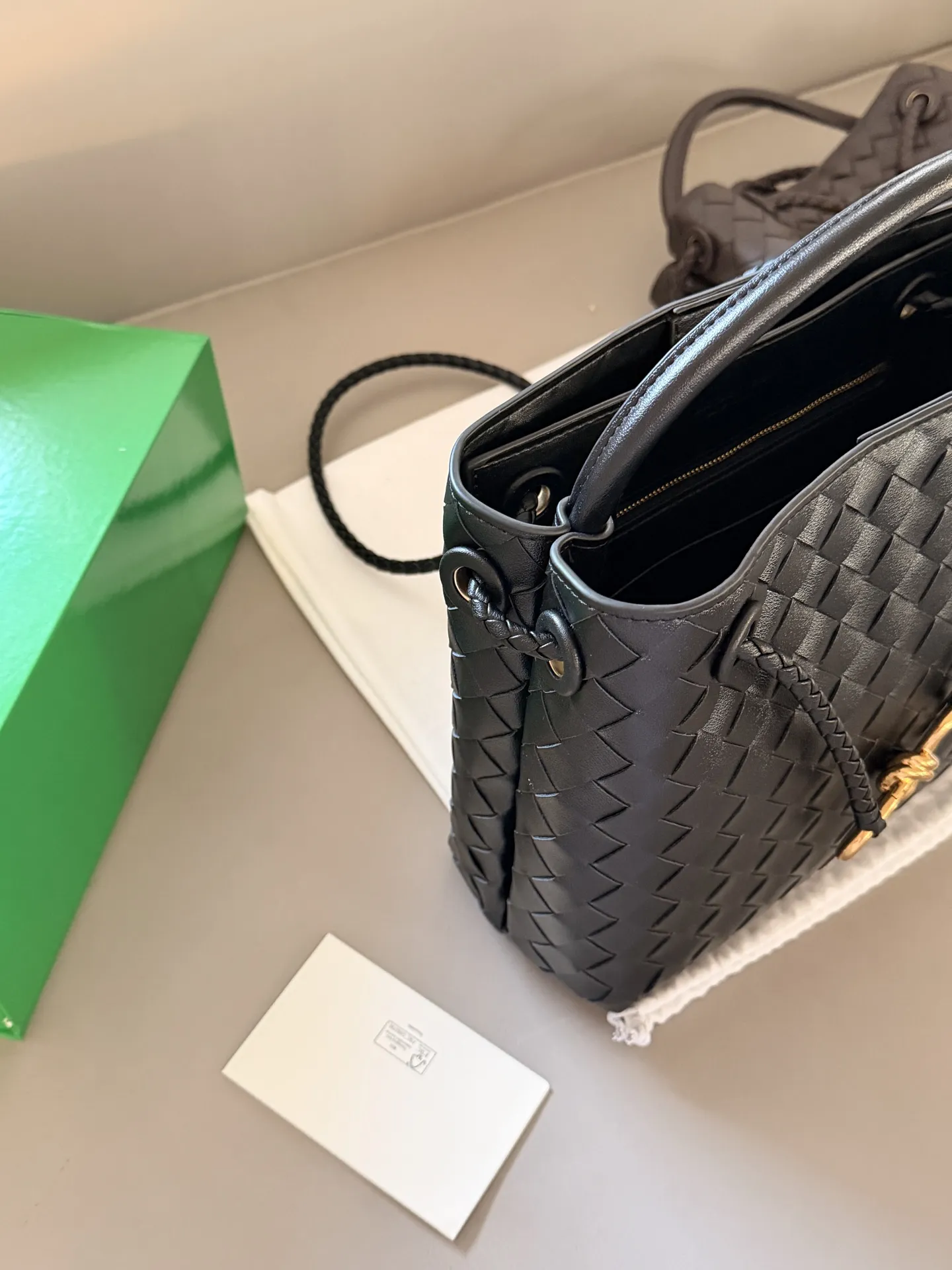 💰235 配盒 size:25*20cm BV Andiamo 迷恋老钱风随意又慵懒的感觉 实物皮质 柔软容量超大手拎大小感觉很合适