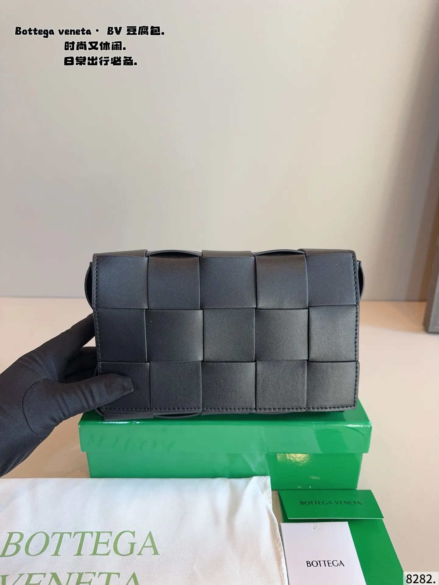 p150配礼盒🎁. 秋冬适配度一百昏!bv cas sette豆腐包斜挎 bv cas sette小羊皮卡带包枕头包斜挎包 天气一冷很喜欢软乎乎胖墩墩存在感很强的包包, 收起小废包,秋冬就是枕头包的主场! 枕头包的代表包包——bv cas sette尺寸:23*5*14cm