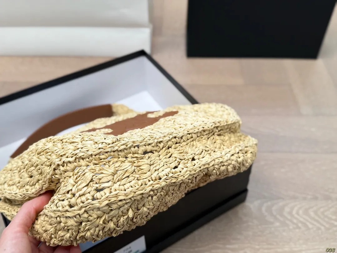 ¥155配盒 Celine赛琳草编腋下包 满满的设计感 复古中透露着优雅 超级高级的配色 实物绝对惊艳到你 尺寸32 18