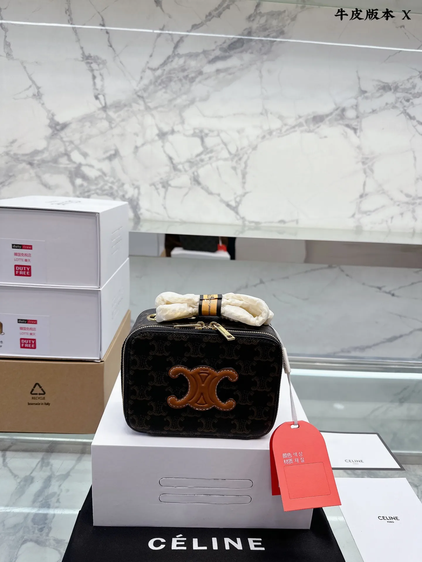 牛皮版本 p120 Celine新款Box 小方包 CELINE这几天入的Celine包包们,不得不说这款腋下包也太好看了吧~什么衣服都好配不管深色还是淡色秋冬还是春夏搭配起来都是毫无违和感的 除了好搭配容量也是非常大之前用过老花腋下的宝宝应该.都知道钱包手机都是妥妥塞的下还松动有余动17 13cm