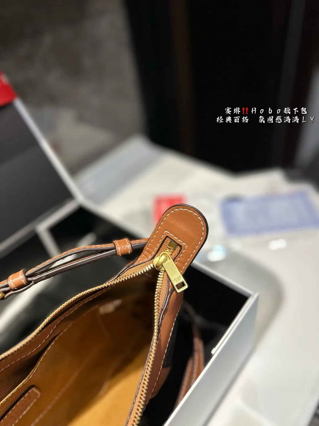 ❤️P150(礼盒包装)❤️ 赛琳 Hobo 腋下包 CELINE新款老花条纹Hobo手袋 🤩经典的老花图案搭配条纹设计,独特又时髦,轻松打造出优雅又摩登的氛围💫。Hobo包型设计既时尚又实用,适合日常出街、上班或周末旅行,随时随地都能让你变身焦点🔥。Hobo设计,宽大实用,可以装下日常必需品,肩背舒适,完美应对任何场合。💖 ⚠️尺寸33.26