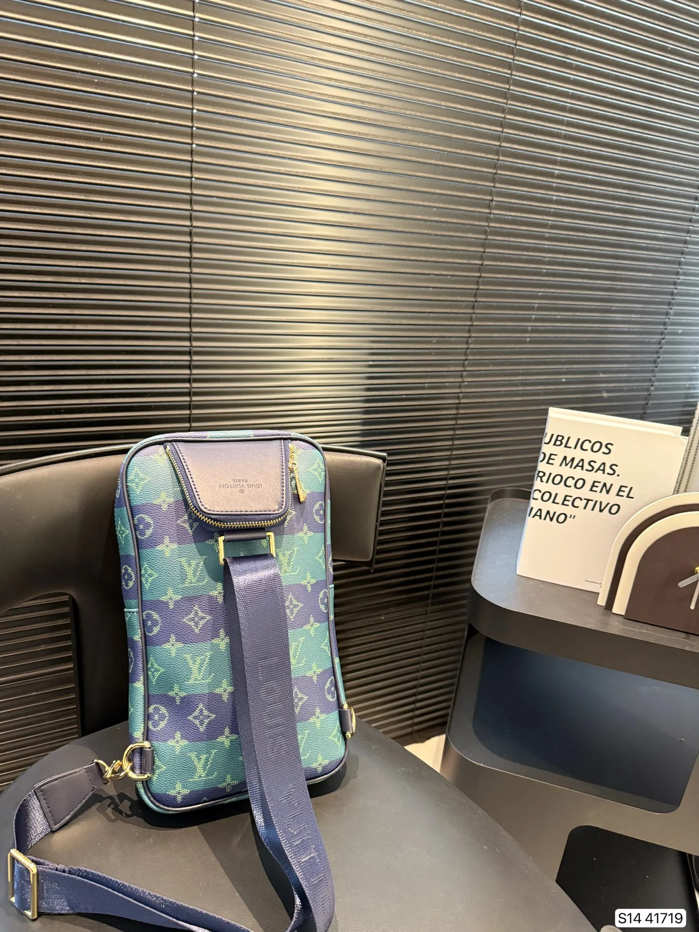 P120 新款男士胸包 Lv胸包,采用拉链,方便取用,无论您的氛围如何,您都可以毫不费力地携带这款时尚腰包。内部饰有简约而精心设计的内饰。这款胸包足以容纳所有小物品。可是永不过时的哦,而且无论怎么搭配都超有范!尺寸:18 30 货号41719