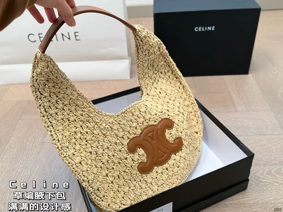 ¥155配盒 Celine赛琳草编腋下包 满满的设计感 复古中透露着优雅 超级高级的配色 实物绝对惊艳到你 尺寸32 18