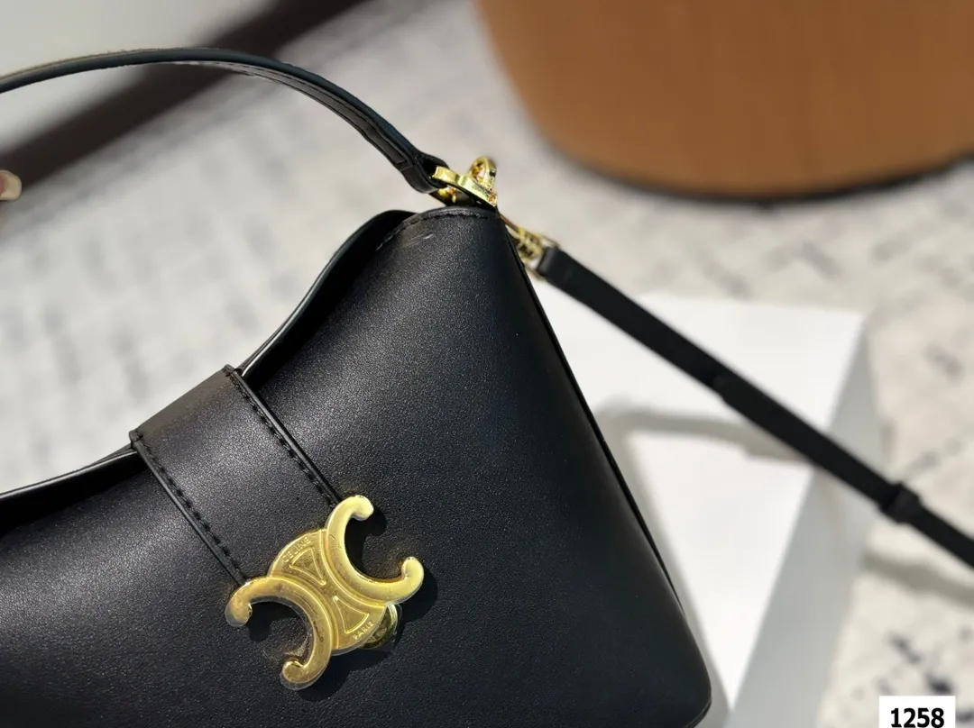 ¥140 ¥145 配折叠盒盒 size:13.14cm 16.17cm 赛琳新款的薯条 加入开口设计~ 今年的大包都很 喜欢~ ~凹造型好物+街拍时尚单品 容量可满足短途旅行需求大包