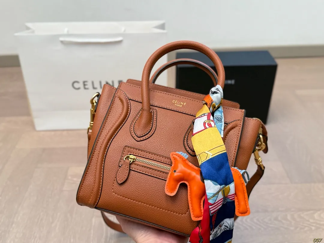 &yen;190 作为造型独特、极具辨识度的包包， Celine赛琳&mdash;笑脸包 无疑凭借其囧脸造型赢得众多关注。 Celine凭借这款笑脸包冲出欧洲，一跃成为一时最火的品牌。尺寸小号20 20