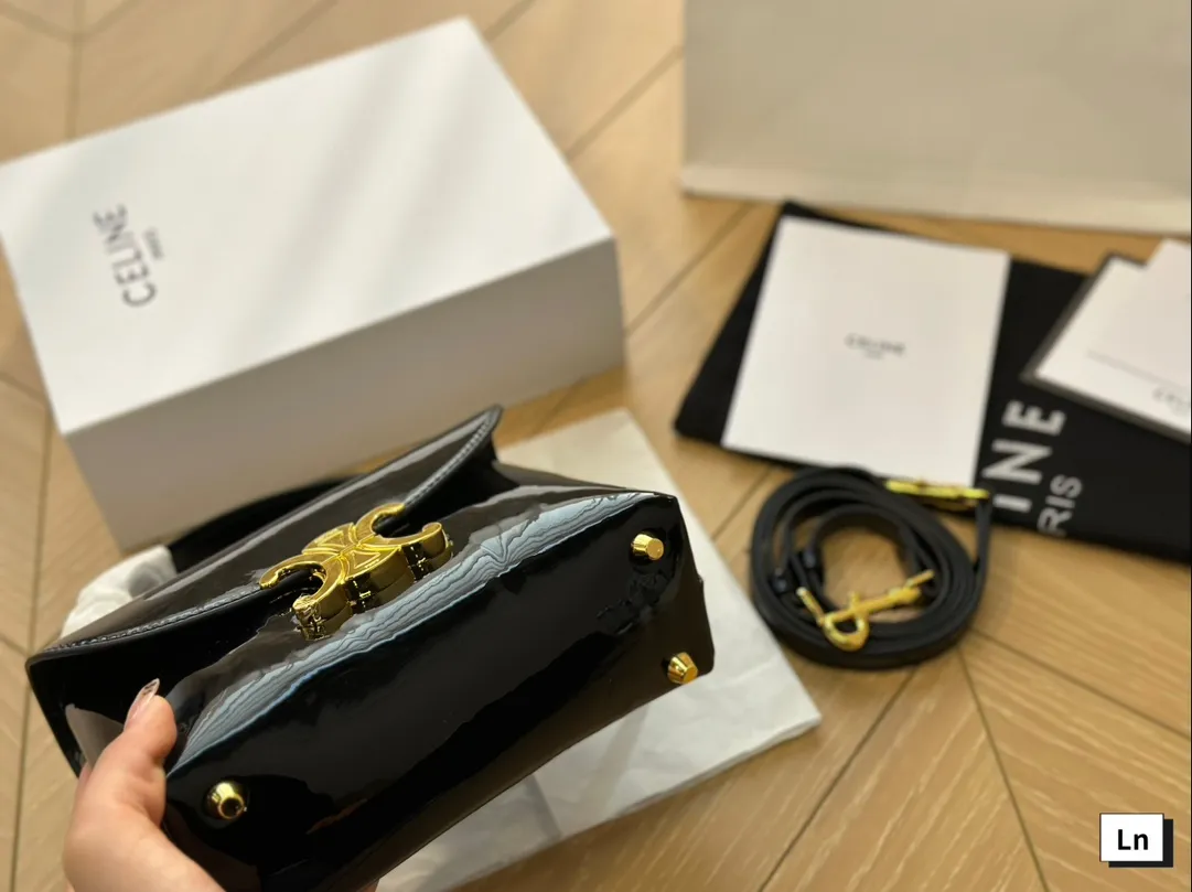 ¥145折叠盒 张婧仪同款老花凯旋门邮差包来咯 一眼沦陷 经典老花 复古感十足Celine 超时髦吸睛~精致简约轮廓并蓄优雅与独特 尺寸20*12