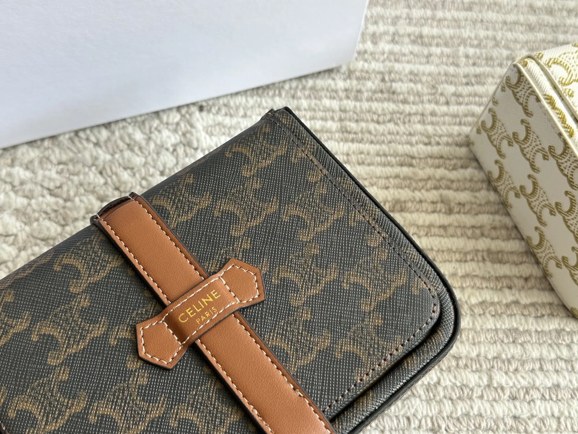 💰 330 配盒 celine的实用单品!老花首饰盒 收纳能力超级强戒指耳钉 手镯项链都有可以放的区域首饰很多也能一目了然的找到想带的款 材质我也很喜欢不是很容易积灰外面随便擦 尺寸 16 12cm