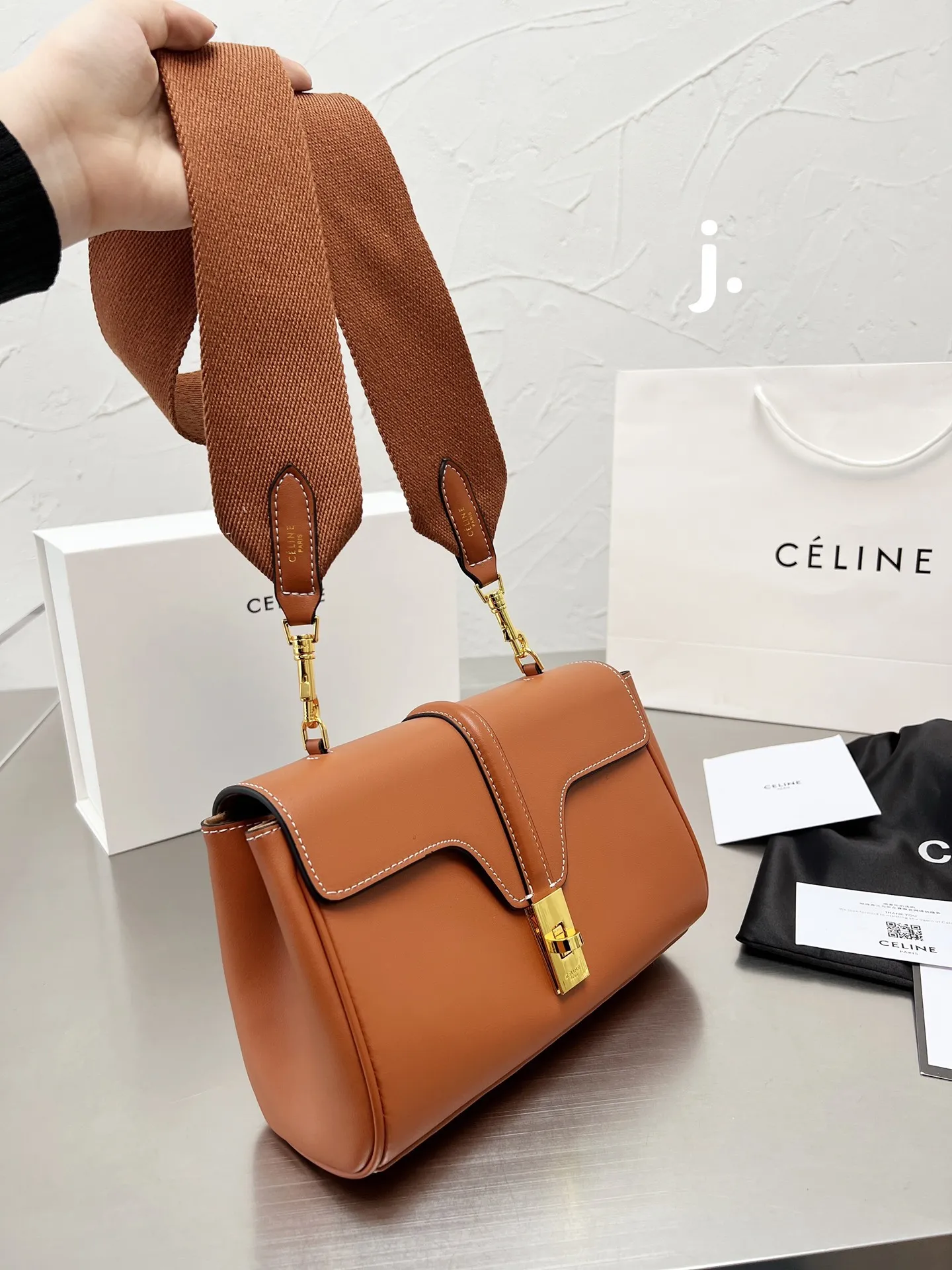 p165 Celine |soft 16-小号 CELINE斜挎和单肩都很好看有腔调!搭配任何衣服都非常百搭,四季可用,让你可甜可盐,今年的Celine 风潮风靡全世界,拥有这只一定让你成为全场最有话题的时髦精 尺寸 24 14 配折叠盒