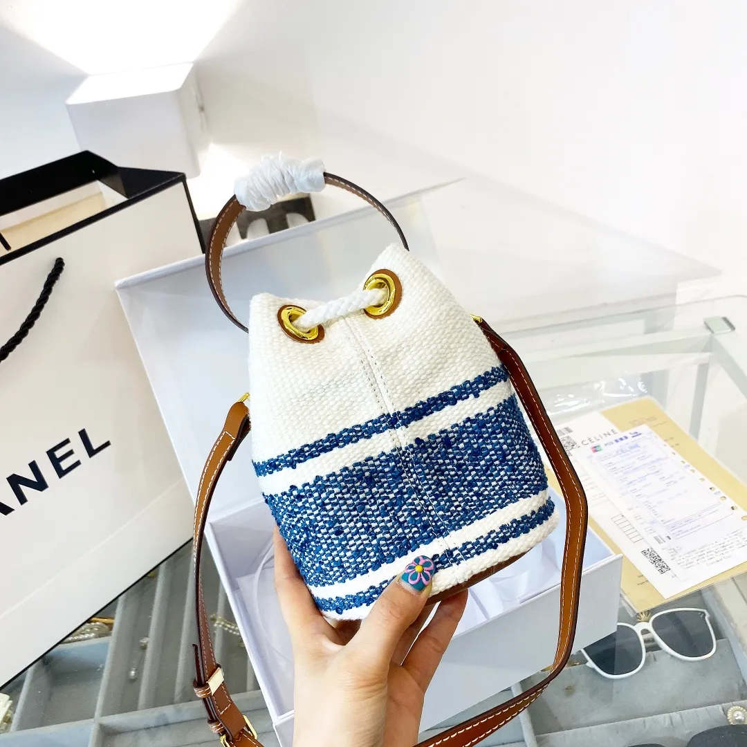 p155折叠礼盒包装🎁 Celine赛琳 新款水桶,复古编织水桶包 潮人们背的最多的包包大概就是这款 单肩、斜跨都不是问题,有种慵慵懒懒的街头风J-108尺寸 15.15.18