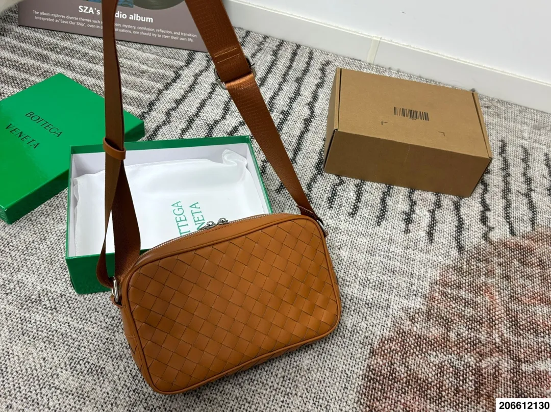 p130配盒 BV编织包斜挎包相机包 搭配休闲风的穿搭 舒适又有活力超级耐看 尺寸25.15