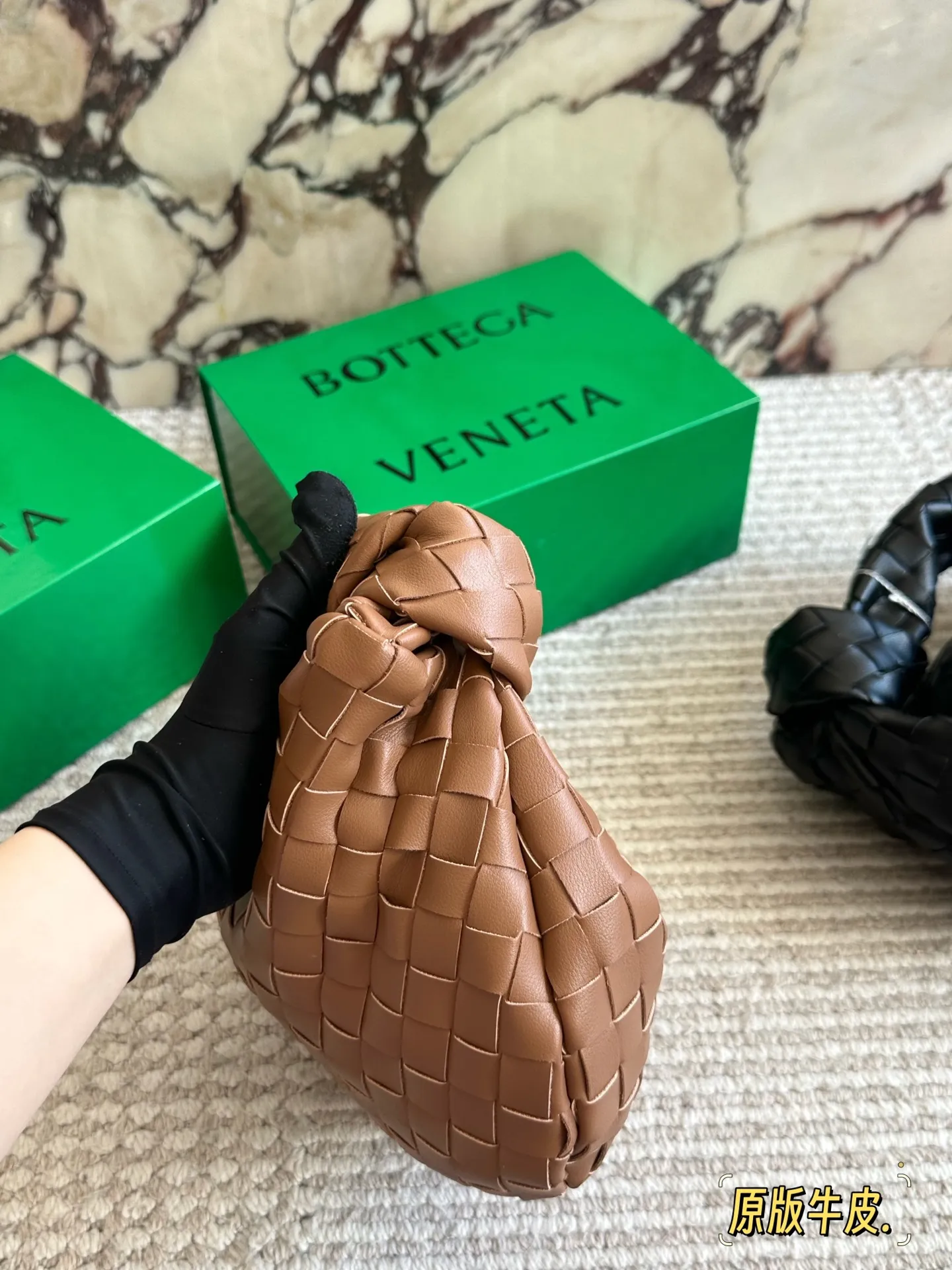 牛皮💰240 配盒 size:25 15cm BV 新款云朵包 迷恋老钱风随意又慵懒的感觉 牛批皮质 牛皮 柔软容量超大手拎大小感觉很合适