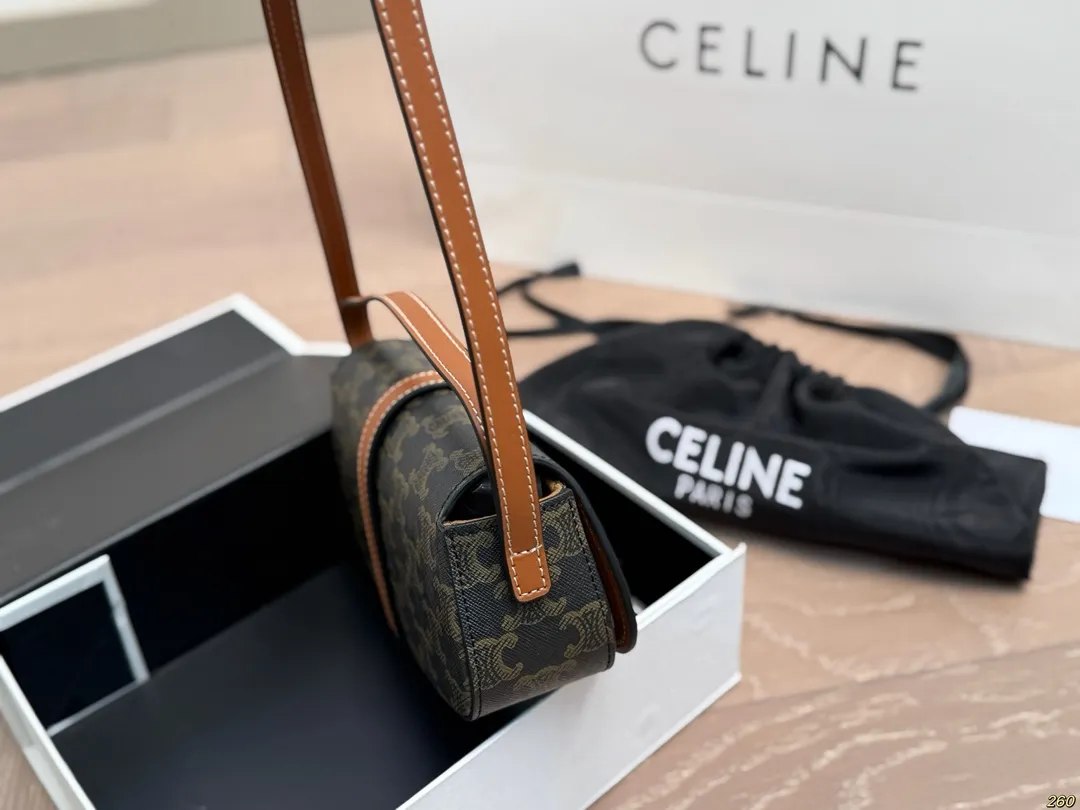 ¥160折叠盒 Celine赛琳锁头包 出门简直洋气又时髦~ 打造轻松自在的氛围🌊 尺寸20 10