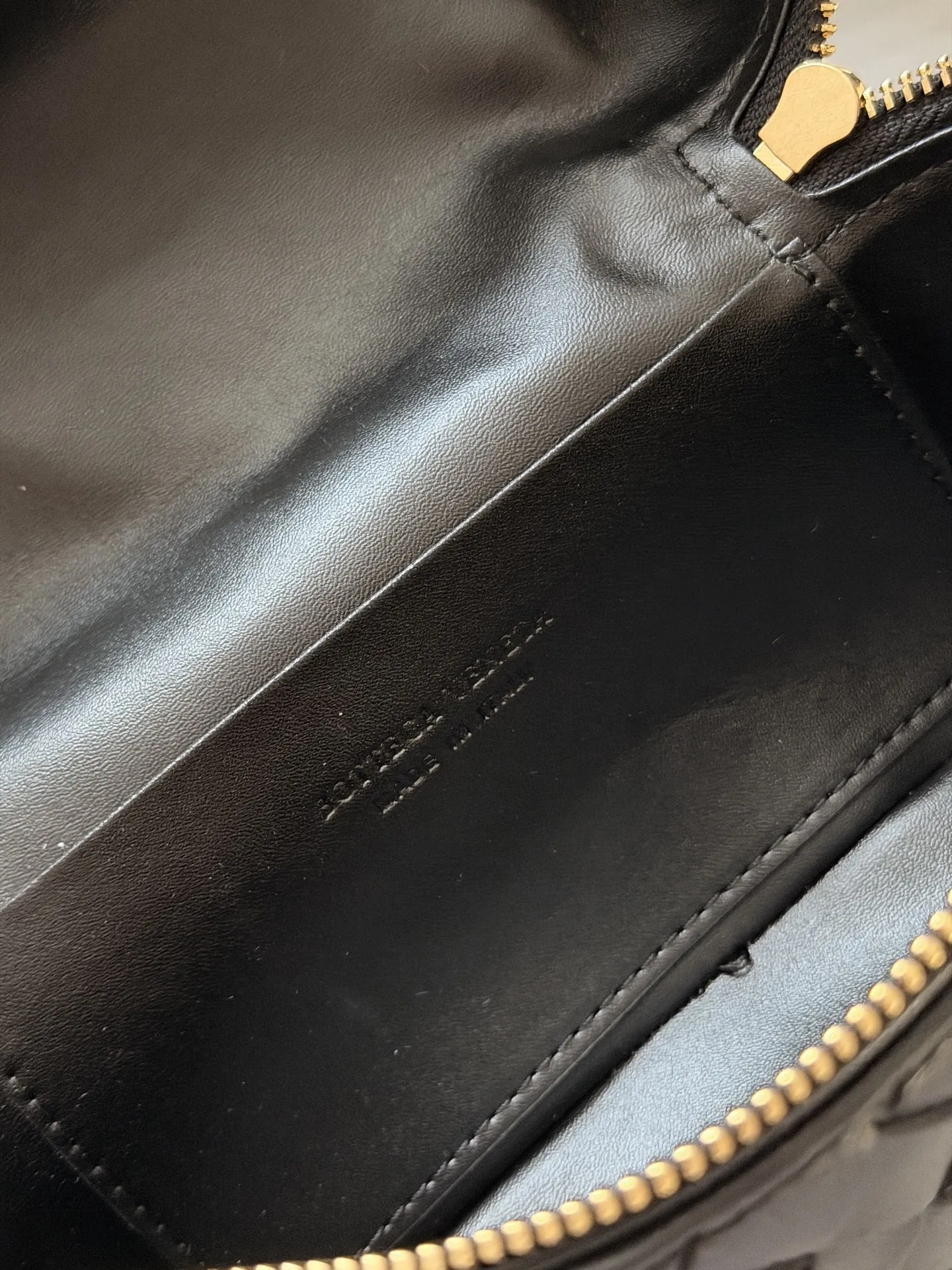 💰205 牛皮 配盒 size:23*13cm BV BangBang Vanity棒棒包, 任何人没有买到这只 包我会伤心的 造型独特精致,日常使用容量足够,可手提可斜挎,多种造型随意切换!