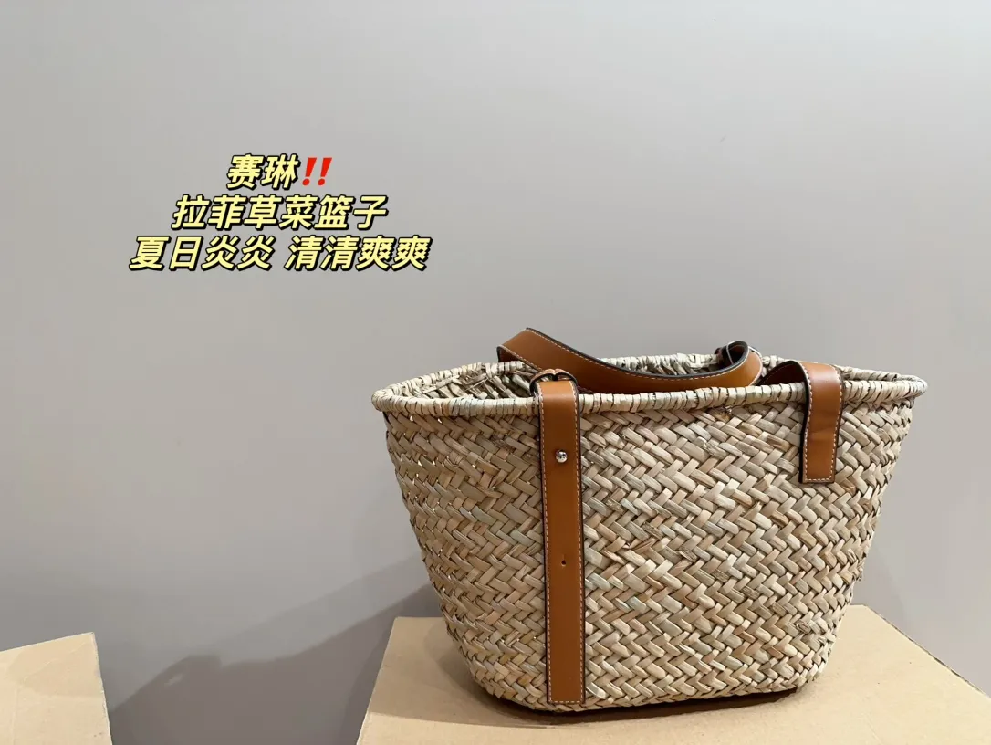 P120⚠️尺寸24.21 赛琳 拉菲草菜篮子 草编包的趋势再度袭卷而来,轻松成为本季新 宠!不论日常出游或是假日逛街,出镜率超高的包 款总让人联想到温暖的季节和愜意海滩时光。由拉 菲草编织而成,质地清新自然,从视觉到触感都自带夏日风情,为结构感鲜明的包款注入优雅精髓。