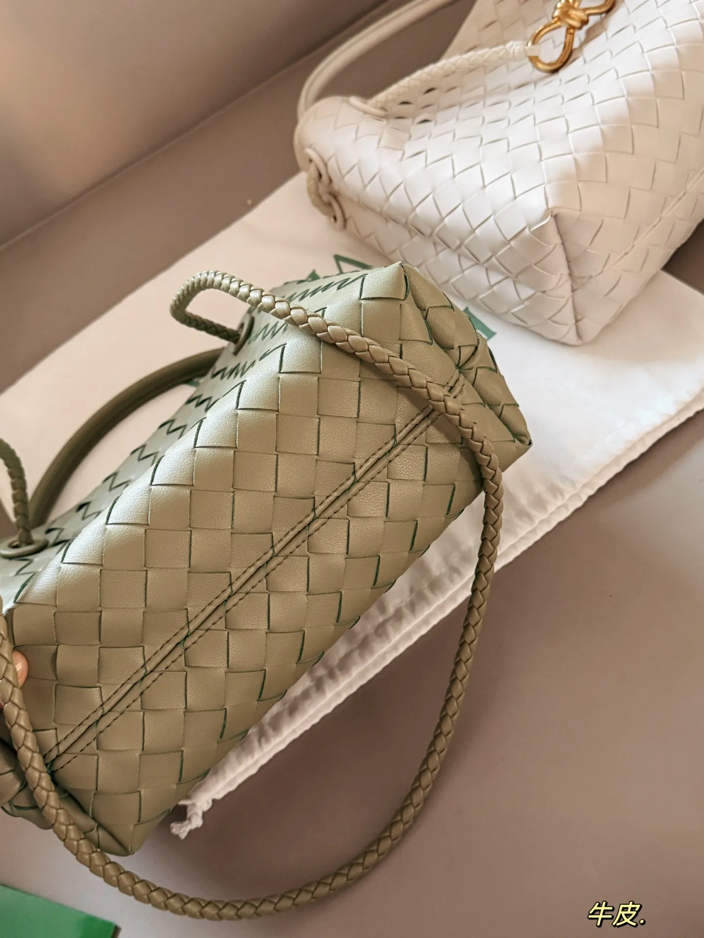 💰235 配盒 size:25*20cm BV Andiamo 迷恋老钱风随意又慵懒的感觉 实物皮质 柔软容量超大手拎大小感觉很合适