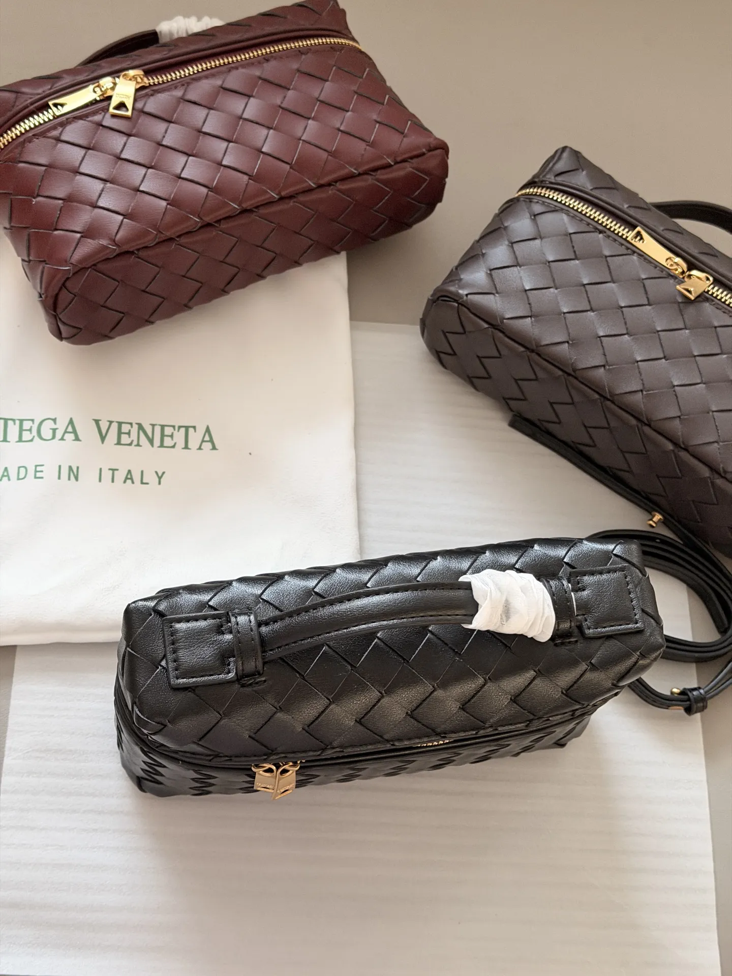 💰205 牛皮 配盒 size:23*13cm BV BangBang Vanity棒棒包, 任何人没有买到这只 包我会伤心的 造型独特精致,日常使用容量足够,可手提可斜挎,多种造型随意切换!