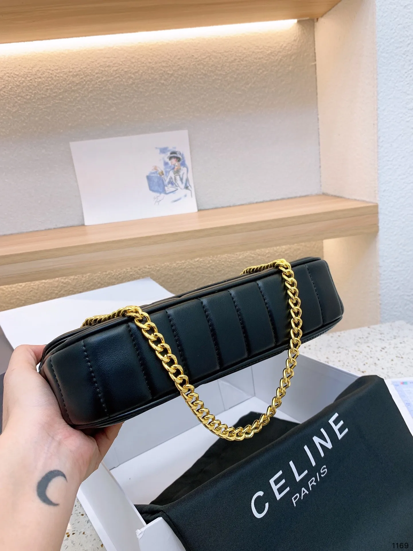 P140 Celine新款腋下包百搭休闲爱惨了~ CELINE这几天入的Celine包包们,不得不说这款白色腋下包也太好看了吧~简简单单的白色配logo字母真的非常任意门和什么衣服都好配不管深色还是淡色秋冬还是春夏搭配起来都是毫无违和感的 除了好搭配容量也是非常大之前用过老花腋下的宝宝应该.都知道钱包手机都是妥妥塞的下还松动有余动27 16cm 配礼盒