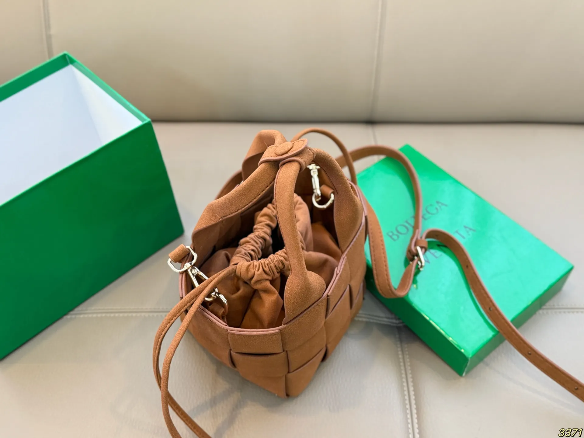 &yen;150配盒 BV编织包菜篮子 超级经典又时髦 意外的百搭 耐看精致 日常出街 集美必入 尺寸：13 13