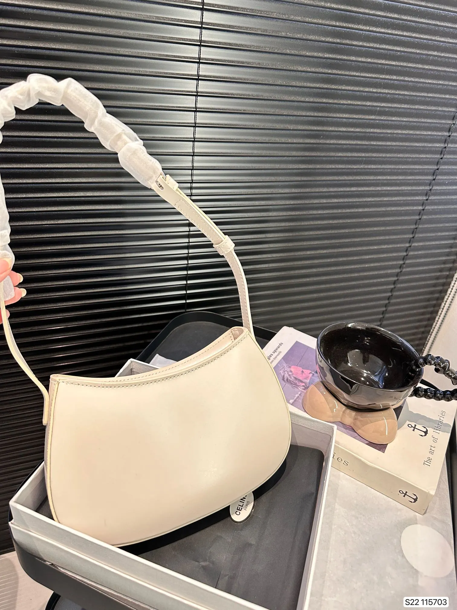 P160 配盒子 赛琳腋下包 腋下包中的小可爱 它的出镜率会很高滴 高级感超强！尺寸：22 13 货号115703