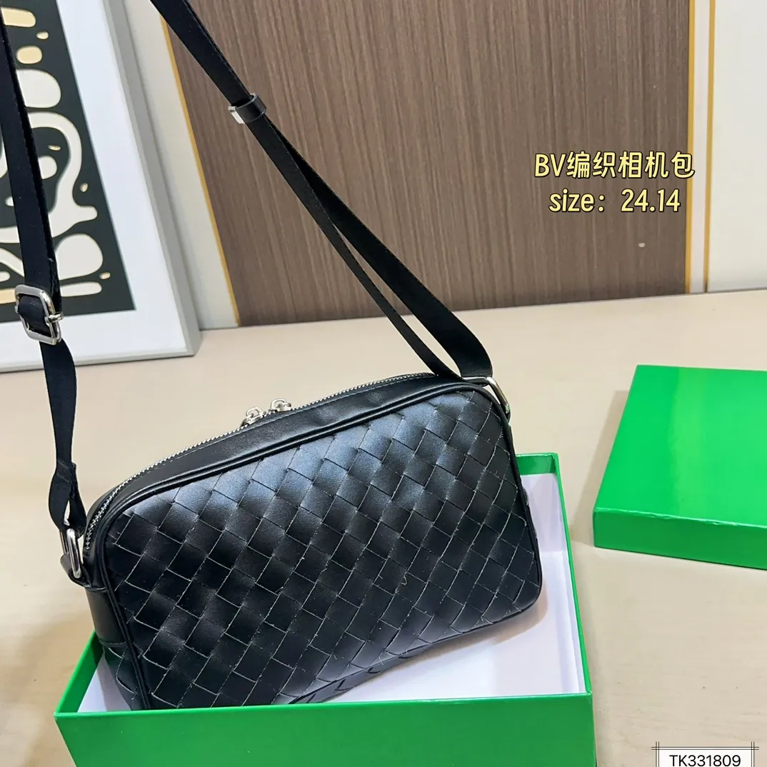 💰125(配盒) 尺寸24×14 BV 新款Veneta编织相机包斜挎包 简约别致,高级时髦不张扬! 不管斜挎、单肩都是满满的造型感~ 实物皮质很软却饱满有型~ 简约大气,超级有范 男女同款