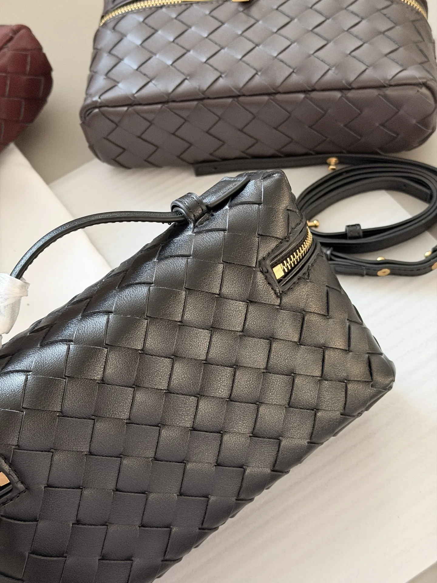 💰205 牛皮 配盒 size：23*13cm BV BangBang Vanity棒棒包， 任何人没有买到这只 包我会伤心的 造型独特精致，日常使用容量足够，可手提可斜挎，多种造型随意切换！