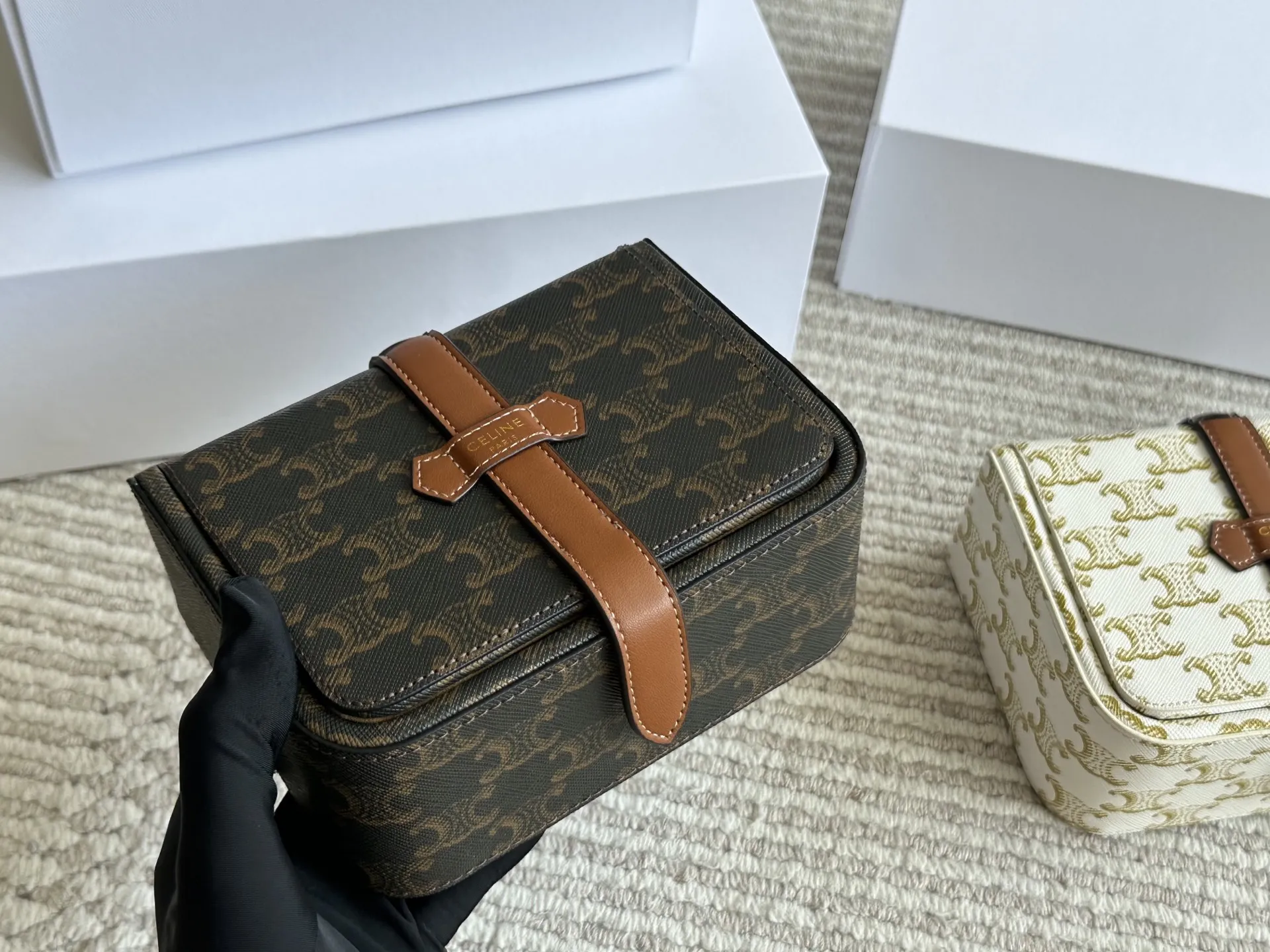 💰 330 配盒 celine的实用单品!老花首饰盒 收纳能力超级强戒指耳钉 手镯项链都有可以放的区域首饰很多也能一目了然的找到想带的款 材质我也很喜欢不是很容易积灰外面随便擦 尺寸 16 12cm