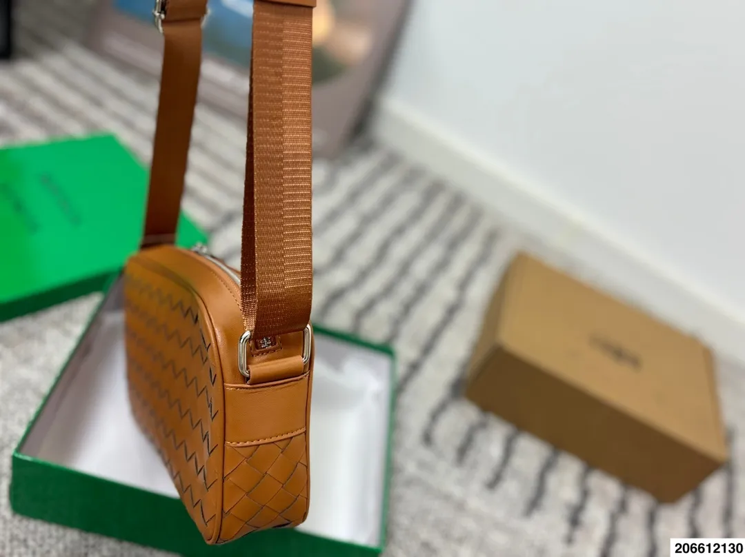 p130配盒 BV编织包斜挎包相机包 搭配休闲风的穿搭 舒适又有活力超级耐看 尺寸25.15