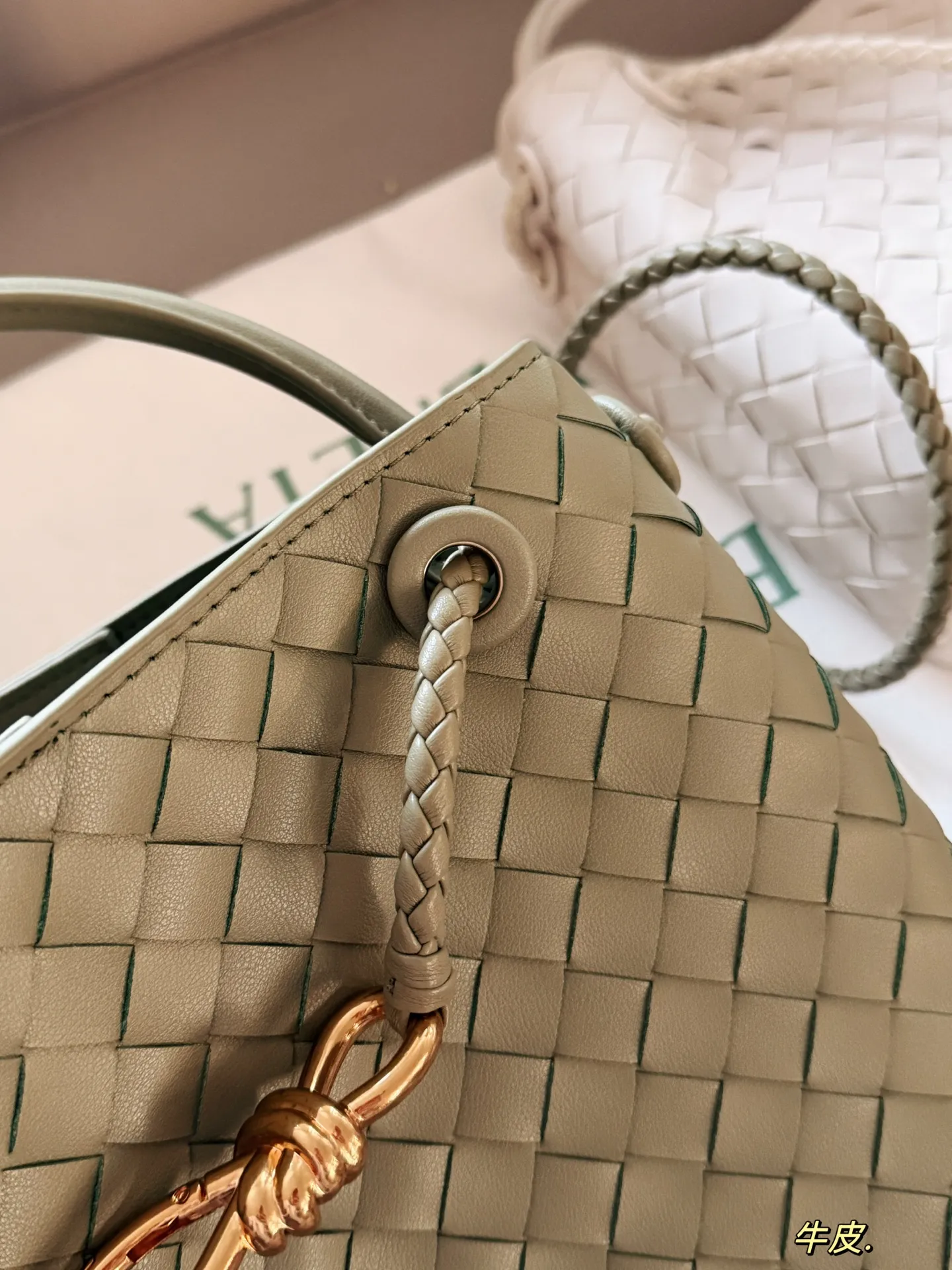 💰235 配盒 size：25*20cm BV Andiamo 迷恋老钱风随意又慵懒的感觉 实物皮质 柔软容量超大手拎大小感觉很合适